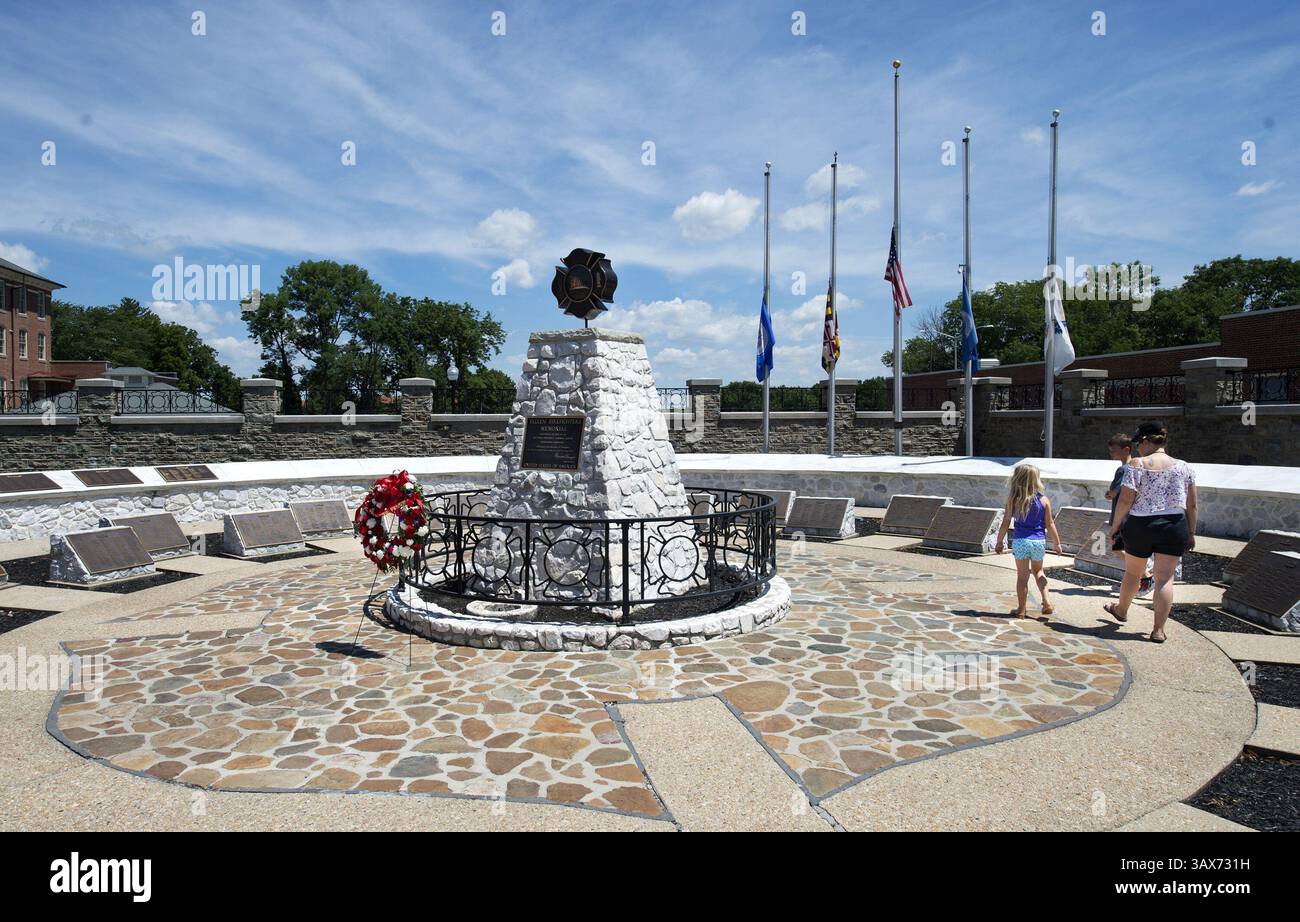 11 luglio 2016 - Washington, DC, USA - migliaia di persone ogni anno visitano il National Fallen Firefighters Memorial di Emmitsburg, MD Ogni anno, nel mese di ottobre, la National Fallen Firefighters Foundation organizza e produce il National Fallen Firefighters Memorial tributo a tutti i vigili del fuoco che sono morti in servizio durante il precedente anno. (Immagine di credito: © Joe Ledford/TNS via ZUMA Wire) Foto Stock