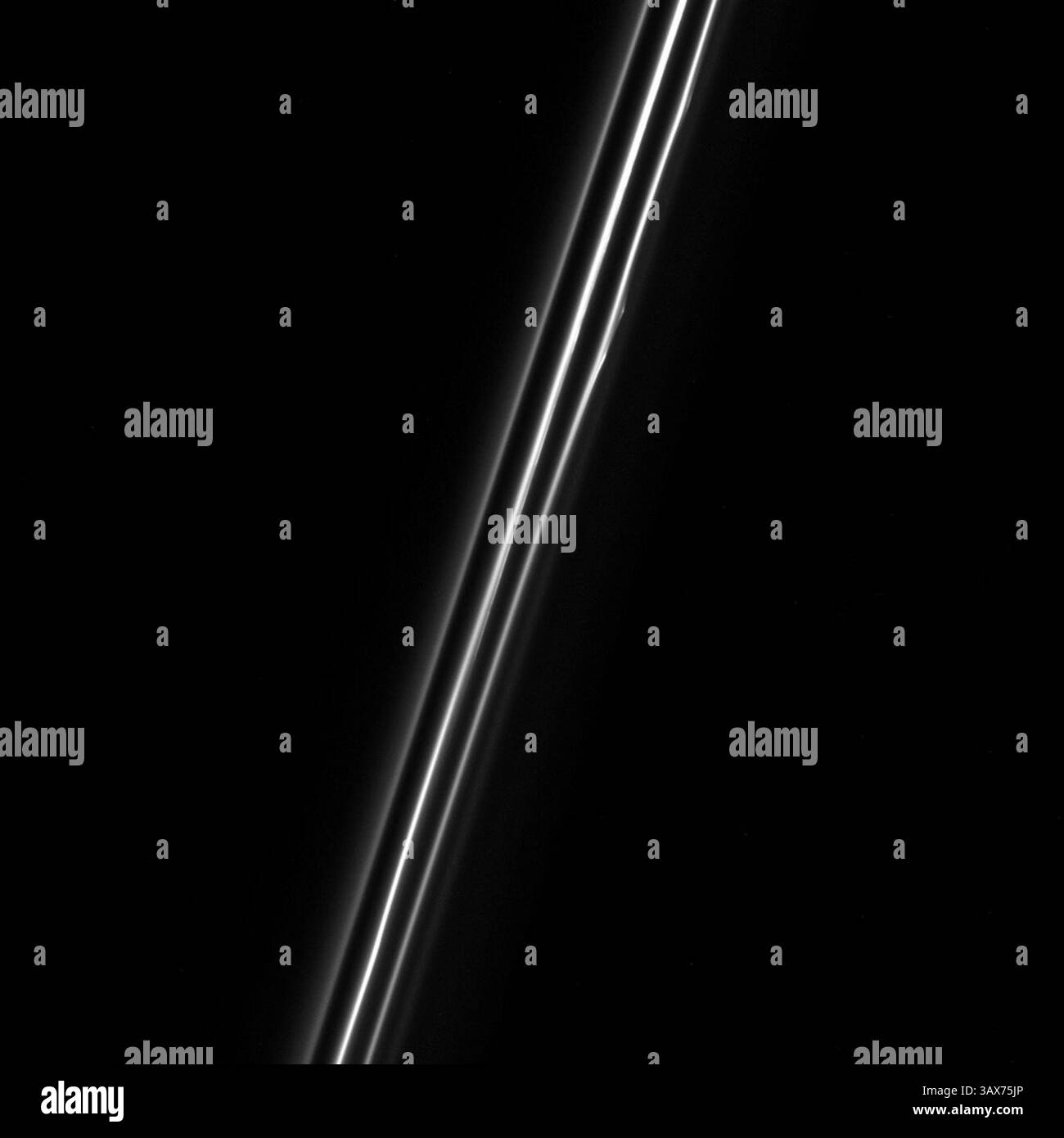 13 febbraio 2017 - spazio - quando visto da vicino, l'anello F di Saturno si risolve in più fili polverosi. Questa vista di Cassini mostra tre fili luminosi e un quarto filamento molto debole sulla destra. Il filamento centrale è il nucleo dell'anello F. Gli altri filamenti non sono affatto indipendenti, ma sono in realtà sezioni di lunghe spirali di materiale che avvolgono Saturno. Il materiale nelle spirali fu probabilmente eliminato dal nucleo dell'anello F durante le interazioni con una piccola luna. Per ulteriori informazioni sulla spirale, vedere il braccio a spirale dell'anello F . Questa vista guarda verso il lato non illuminato degli anelli Foto Stock