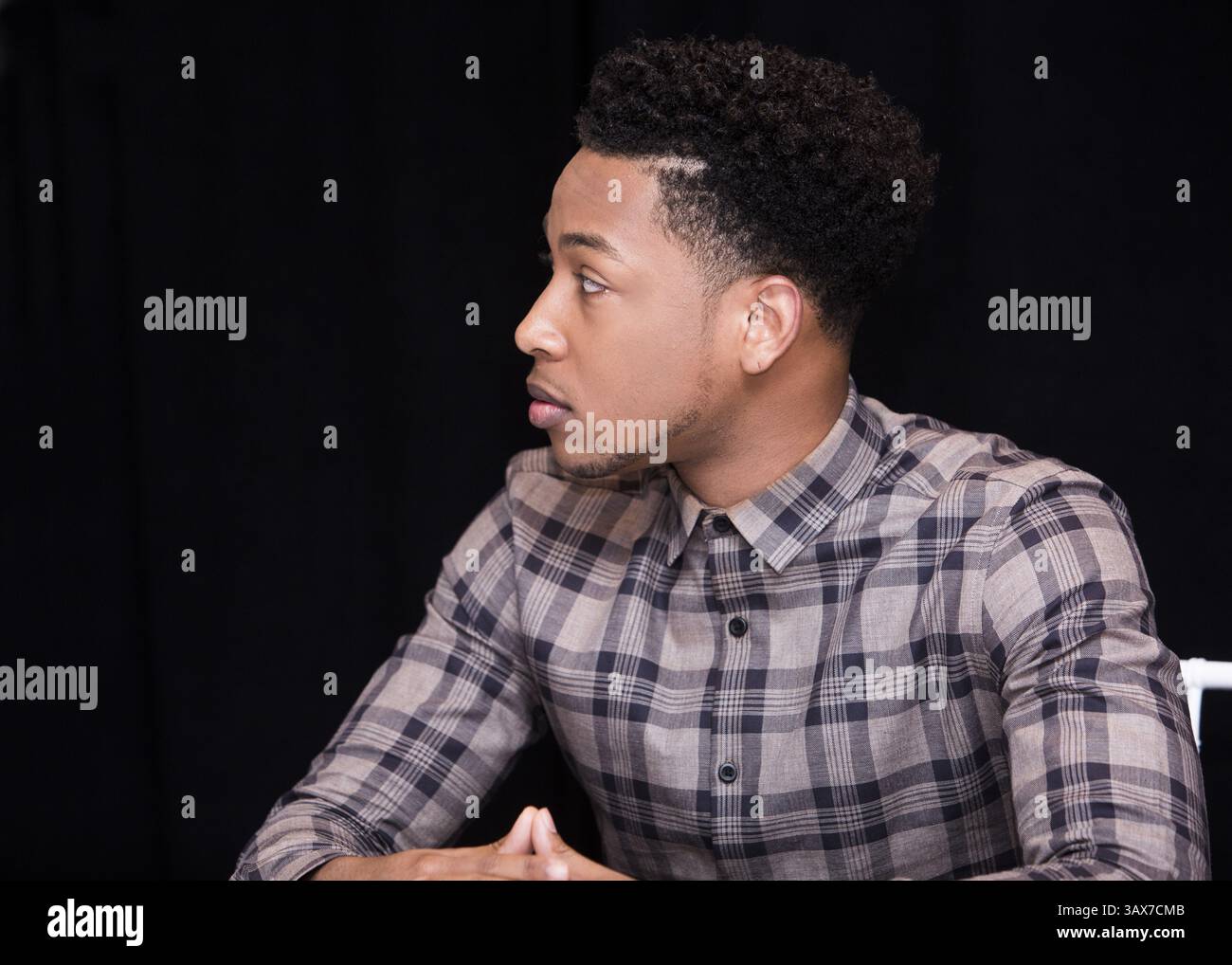 3 dicembre 2016 - New York, New York, Stati Uniti - JACOB LATIMORE promuove il film "Collateral Beauty". Jacob o'Neal Latimore Jr. (New York, 10 agosto 1996) è un cantante, attore e ballerino statunitense. Il primo singolo di Latimore "Best Friend" è stato pubblicato nel 2005. Nel 2006 è stato pubblicato Superstar. Nel giugno 2014, ha pubblicato la sua canzone di successo Heartbreak Heard Around the World.». Il suo primo album di debutto, "Connection" è stato lanciato nel dicembre 2016. Imminente: Sleight (2016), Collateral Beauty (2016), Untitled Detroit project (2017). (Immagine di credito: © Armando Gallo/ZUMA Studio) Foto Stock