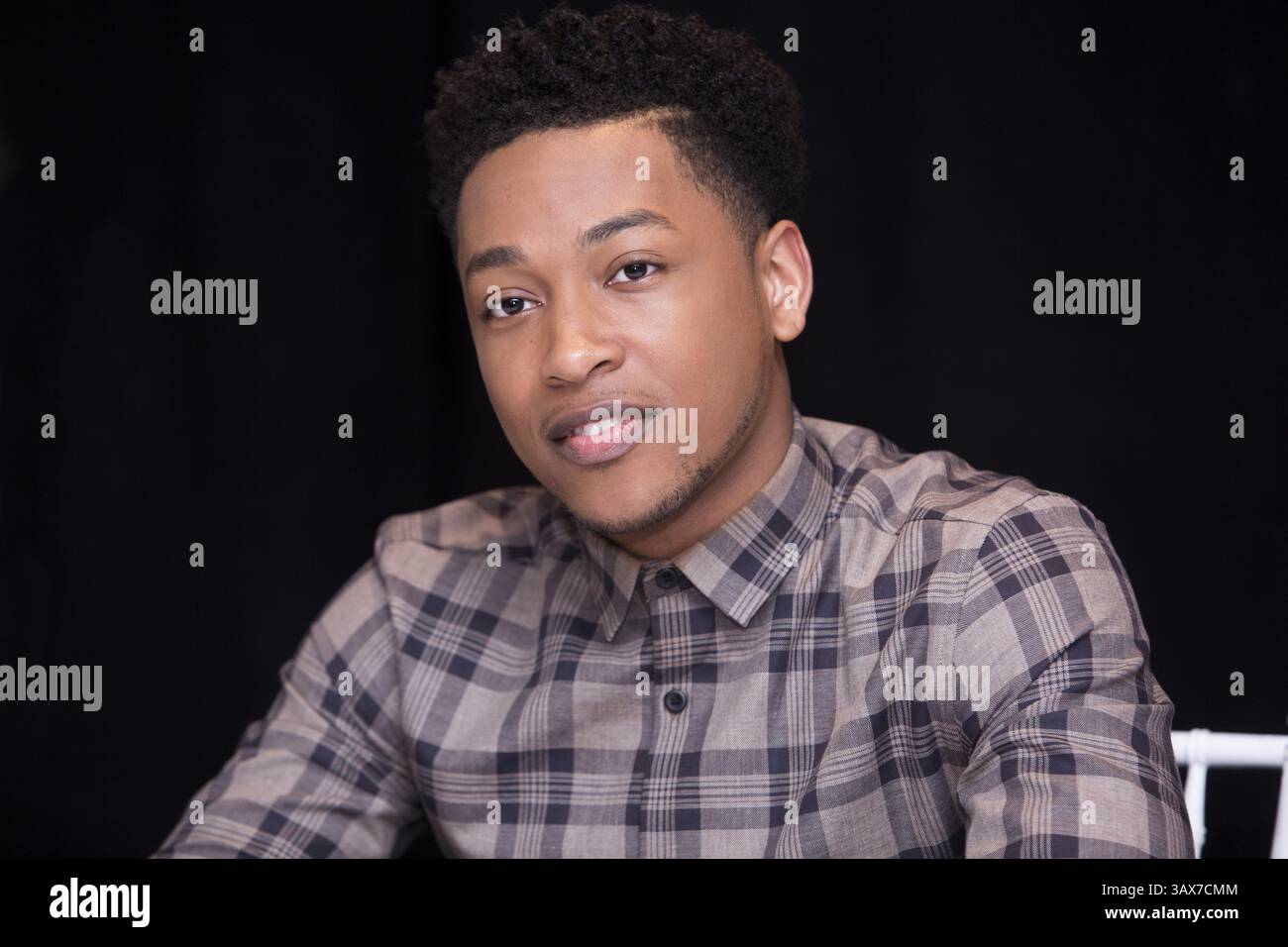 3 dicembre 2016 - New York, New York, Stati Uniti - JACOB LATIMORE promuove il film "Collateral Beauty". Jacob o'Neal Latimore Jr. (New York, 10 agosto 1996) è un cantante, attore e ballerino statunitense. Il primo singolo di Latimore "Best Friend" è stato pubblicato nel 2005. Nel 2006 è stato pubblicato Superstar. Nel giugno 2014, ha pubblicato la sua canzone di successo Heartbreak Heard Around the World.». Il suo primo album di debutto, "Connection" è stato lanciato nel dicembre 2016. Imminente: Sleight (2016), Collateral Beauty (2016), Untitled Detroit project (2017). (Immagine di credito: © Armando Gallo/ZUMA Studio) Foto Stock