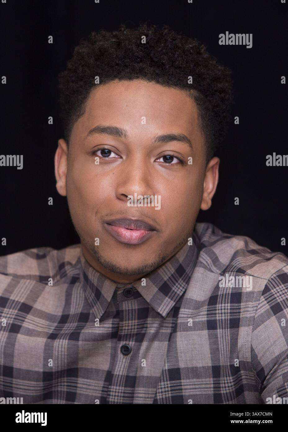 3 dicembre 2016 - New York, New York, Stati Uniti - JACOB LATIMORE promuove il film "Collateral Beauty". Jacob o'Neal Latimore Jr. (New York, 10 agosto 1996) è un cantante, attore e ballerino statunitense. Il primo singolo di Latimore "Best Friend" è stato pubblicato nel 2005. Nel 2006 è stato pubblicato Superstar. Nel giugno 2014, ha pubblicato la sua canzone di successo Heartbreak Heard Around the World.». Il suo primo album di debutto, "Connection" è stato lanciato nel dicembre 2016. Imminente: Sleight (2016), Collateral Beauty (2016), Untitled Detroit project (2017). (Immagine di credito: © Armando Gallo/ZUMA Studio) Foto Stock
