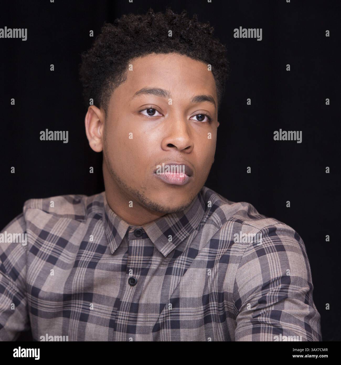 3 dicembre 2016 - New York, New York, Stati Uniti - JACOB LATIMORE promuove il film "Collateral Beauty". Jacob o'Neal Latimore Jr. (New York, 10 agosto 1996) è un cantante, attore e ballerino statunitense. Il primo singolo di Latimore "Best Friend" è stato pubblicato nel 2005. Nel 2006 è stato pubblicato Superstar. Nel giugno 2014, ha pubblicato la sua canzone di successo Heartbreak Heard Around the World.». Il suo primo album di debutto, "Connection" è stato lanciato nel dicembre 2016. Imminente: Sleight (2016), Collateral Beauty (2016), Untitled Detroit project (2017). (Immagine di credito: © Armando Gallo/ZUMA Studio) Foto Stock