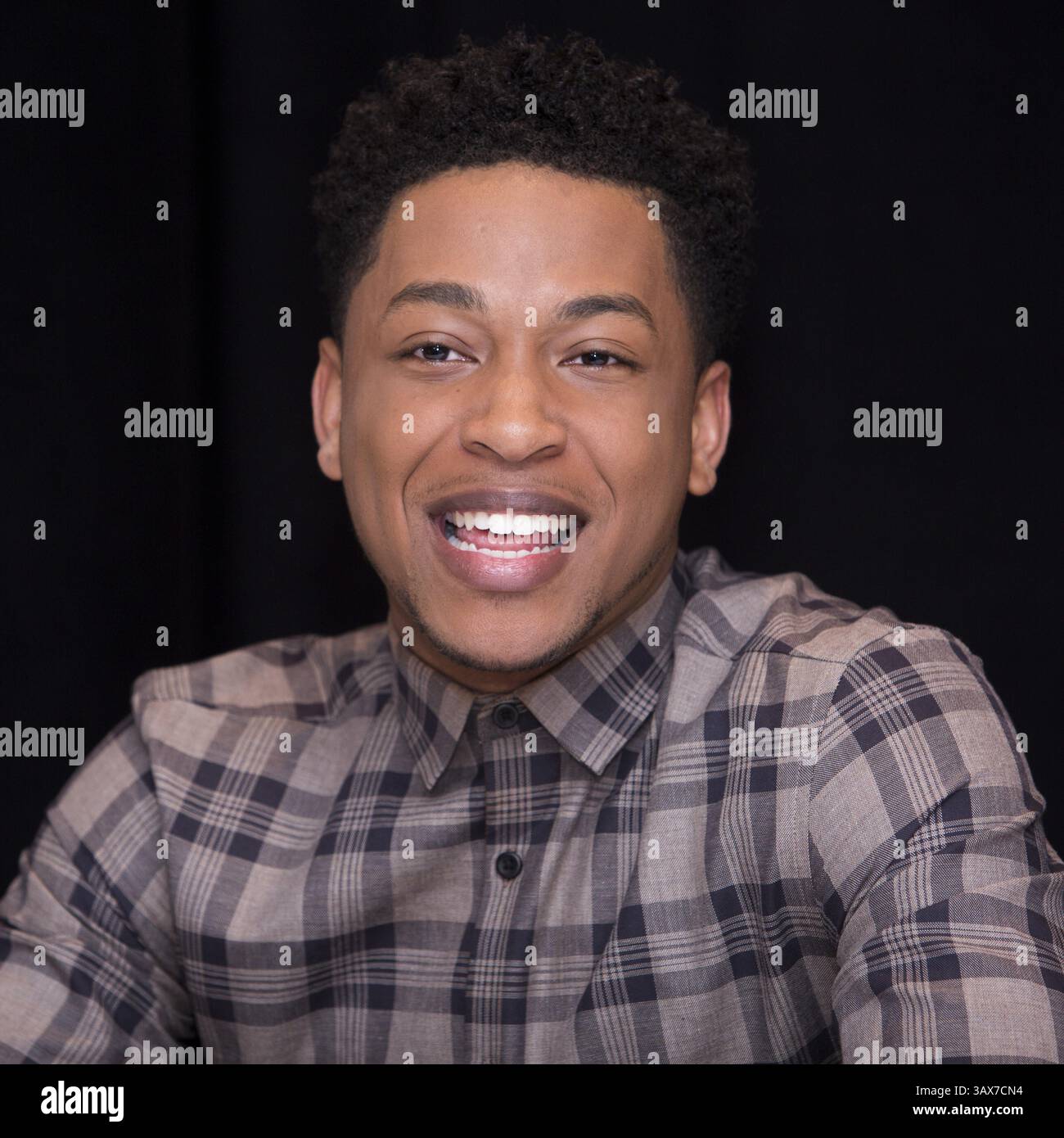 3 dicembre 2016 - New York, New York, Stati Uniti - JACOB LATIMORE promuove il film "Collateral Beauty". Jacob o'Neal Latimore Jr. (New York, 10 agosto 1996) è un cantante, attore e ballerino statunitense. Il primo singolo di Latimore "Best Friend" è stato pubblicato nel 2005. Nel 2006 è stato pubblicato Superstar. Nel giugno 2014, ha pubblicato la sua canzone di successo Heartbreak Heard Around the World.». Il suo primo album di debutto, "Connection" è stato lanciato nel dicembre 2016. Imminente: Sleight (2016), Collateral Beauty (2016), Untitled Detroit project (2017). (Immagine di credito: © Armando Gallo/ZUMA Studio) Foto Stock