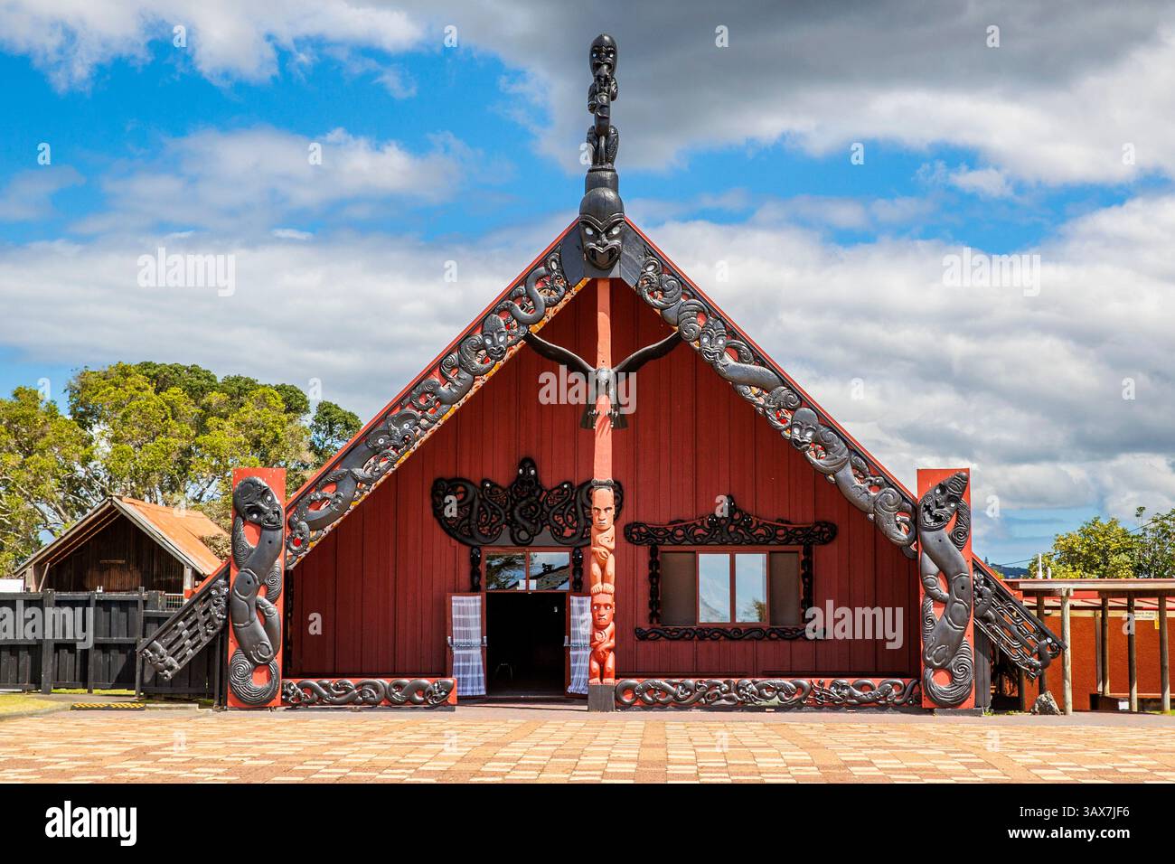 Ōrākei Marae, Una tradizionale sala d'incontro Maori con sculture dettagliate, Auckland, nuova Zelanda Foto Stock