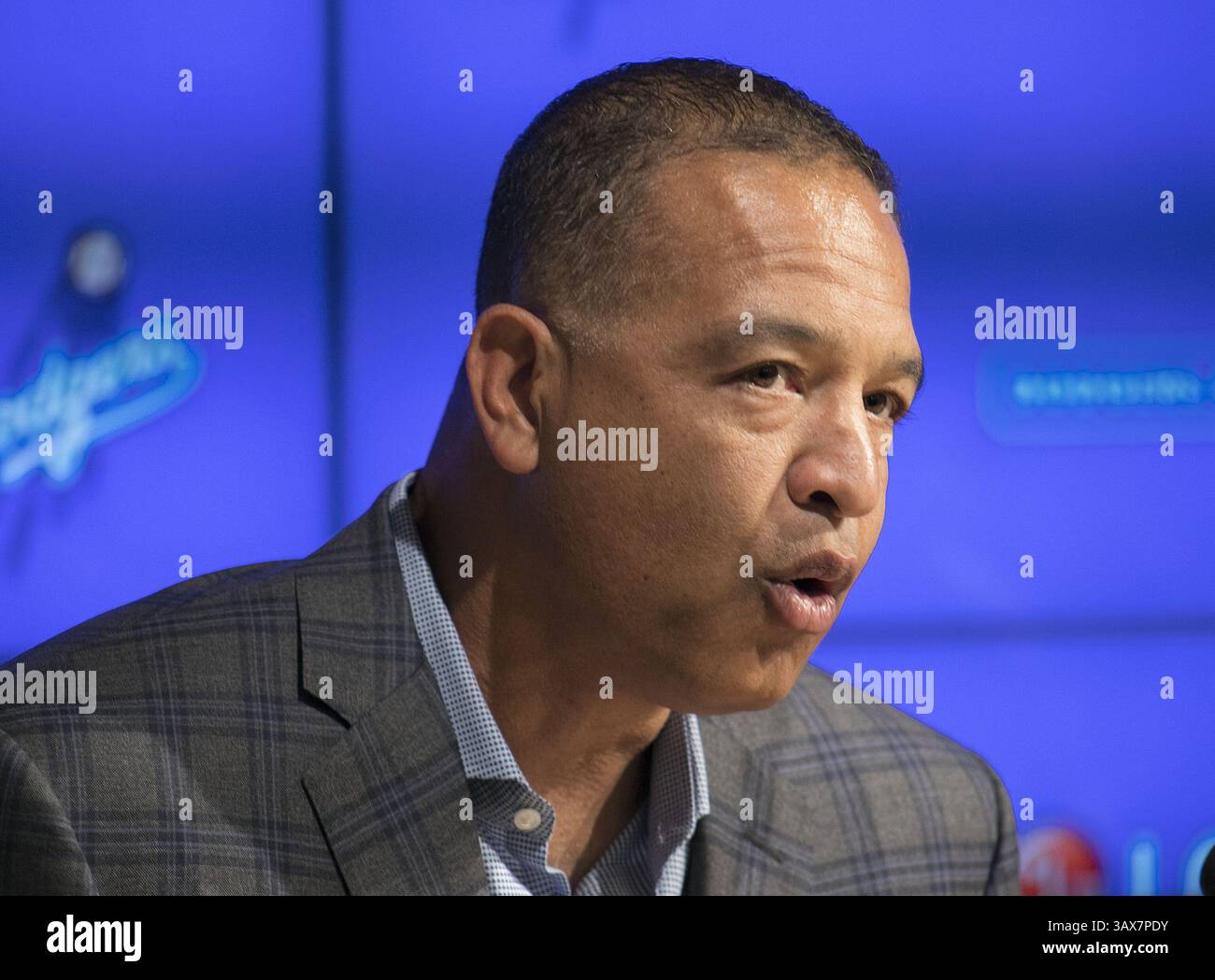 11 gennaio 2017 - Los Angeles, California, U. S - il manager dei Los Angeles Dodgers, Dave Roberts partecipa a una conferenza stampa con Closer Kenley Jansen e Justin Turner, il terzo base mercoledì 11 gennaio 2017, a Los Angeles. I due hanno rifirmato con la squadra come free agent. (Immagine di credito: © Prensa Internacional via cavo ZUMA) Foto Stock
