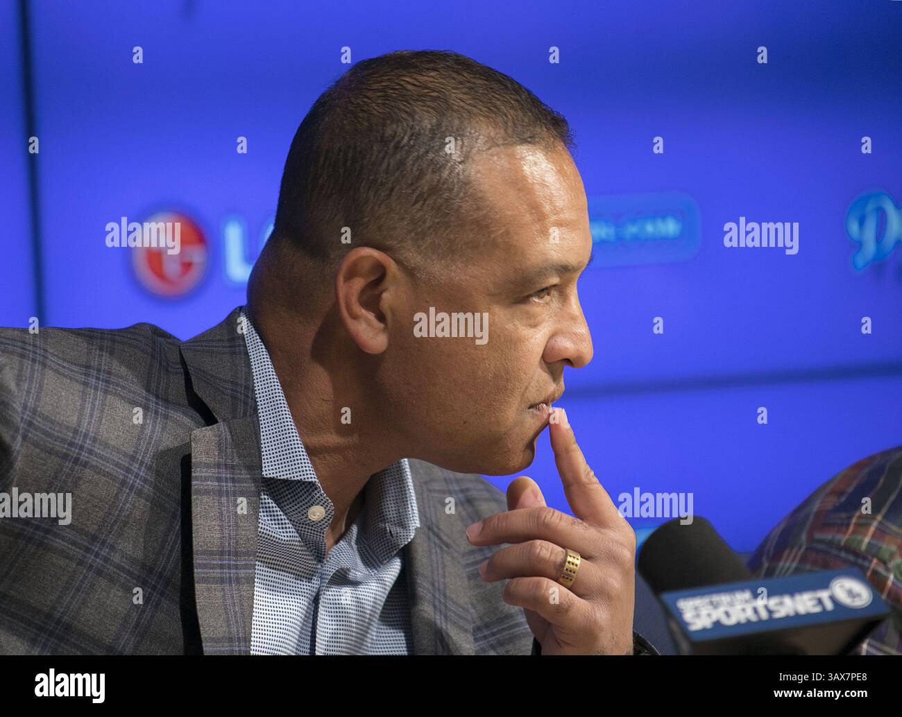 11 gennaio 2017 - Los Angeles, California, U. S - il manager dei Los Angeles Dodgers, Dave Roberts partecipa a una conferenza stampa con Closer Kenley Jansen e Justin Turner, il terzo base mercoledì 11 gennaio 2017, a Los Angeles. I due hanno rifirmato con la squadra come free agent. (Immagine di credito: © Prensa Internacional via cavo ZUMA) Foto Stock