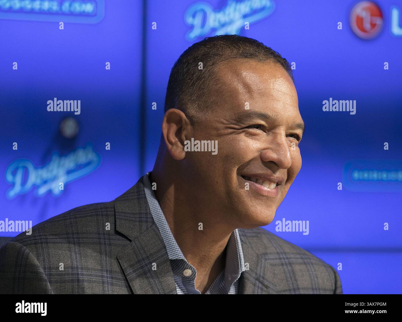 11 gennaio 2017 - Los Angeles, California, U. S - il manager dei Los Angeles Dodgers, Dave Roberts partecipa a una conferenza stampa con Closer Kenley Jansen e Justin Turner, il terzo base mercoledì 11 gennaio 2017, a Los Angeles. I due hanno rifirmato con la squadra come free agent. (Immagine di credito: © Prensa Internacional via cavo ZUMA) Foto Stock