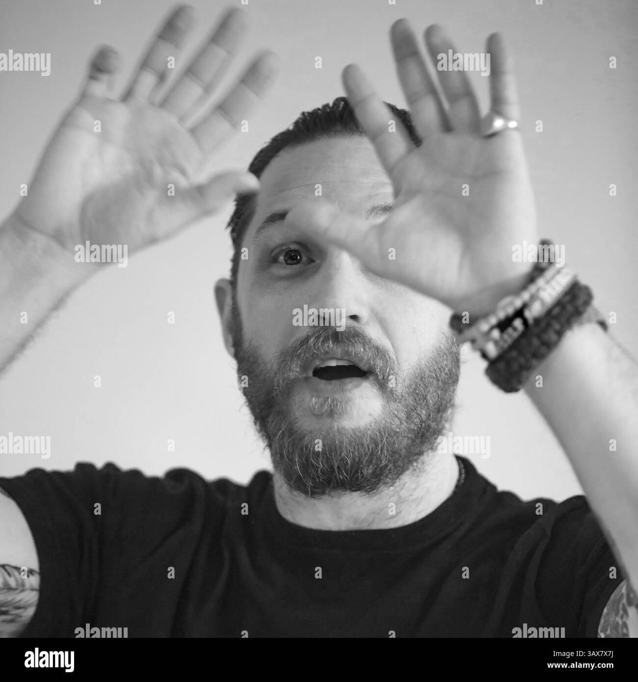 11 gennaio 2017 - Hollywood, California, Stati Uniti - TOM HARDY promuove la serie TV su FX 'Taboo'. Edward Thomas 'Tom' Hardy (Londra, 15 settembre 1977) è un attore e produttore cinematografico britannico. Ha fatto il suo debutto nel film d'azione del 2001 Black Hawk Down. Altri film di Hardy includono il film di fantascienza Star Trek: Nemesis (2002), il film poliziesco RocknRolla (2008), il dramma psicologico biografico Bronson (2008), il thriller di fantascienza Inception (2010), il dramma sportivo Warrior (2011), il film spionaggio della Guerra fredda Tinker Tailor Soldier Spy (2011), il dramma poliziesco Lawless (2012), il dramma Locke (2013), il film mafioso The D Foto Stock