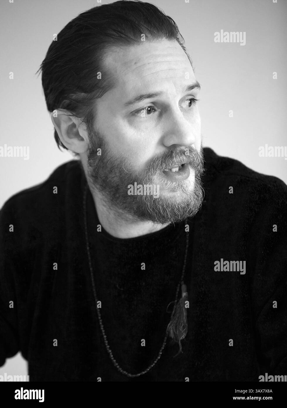 11 gennaio 2017 - Hollywood, California, Stati Uniti - TOM HARDY promuove la serie TV su FX 'Taboo'. Edward Thomas 'Tom' Hardy (Londra, 15 settembre 1977) è un attore e produttore cinematografico britannico. Ha fatto il suo debutto nel film d'azione del 2001 Black Hawk Down. Altri film di Hardy includono il film di fantascienza Star Trek: Nemesis (2002), il film poliziesco RocknRolla (2008), il dramma psicologico biografico Bronson (2008), il thriller di fantascienza Inception (2010), il dramma sportivo Warrior (2011), il film spionaggio della Guerra fredda Tinker Tailor Soldier Spy (2011), il dramma poliziesco Lawless (2012), il dramma Locke (2013), il film mafioso The D Foto Stock