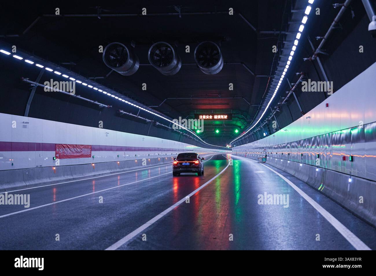 (250421) -- PECHINO, 21 aprile 2025 (Xinhua) -- Un veicolo corre all'interno di un tunnel di scudo lungo la sesta tangenziale est a Pechino, capitale della Cina, 20 aprile 2025. Un progetto di ristrutturazione sulla sesta tangenziale est di Pechino è stato aperto al traffico al completamento completo di domenica. La sezione ristrutturata ha una lunghezza di circa 16,3 chilometri, compreso un tunnel di scudo lungo 7,4 chilometri. Il progetto aiuta a migliorare il trasporto autostradale attraverso l'area centrale del sub-centro di Pechino, il distretto di Tongzhou. (China Railway 14th Bureau Group Co., Ltd./Handout via Xinhua) Foto Stock (250421) -- PECHINO, 21 aprile 2025 (Xinhua) -- Un veicolo corre all'interno di un tunnel di scudo lungo la sesta tangenziale est a Pechino, capitale della Cina, 20 aprile 2025. Un progetto di ristrutturazione sulla sesta tangenziale est di Pechino è stato aperto al traffico al completamento completo di domenica. La sezione ristrutturata ha una lunghezza di circa 16,3 chilometri, compreso un tunnel di scudo lungo 7,4 chilometri. Il progetto aiuta a migliorare il trasporto autostradale attraverso l'area centrale del sub-centro di Pechino, il distretto di Tongzhou. (China Railway 14th Bureau Group Co., Ltd./Handout via Xinhua) Foto Stock