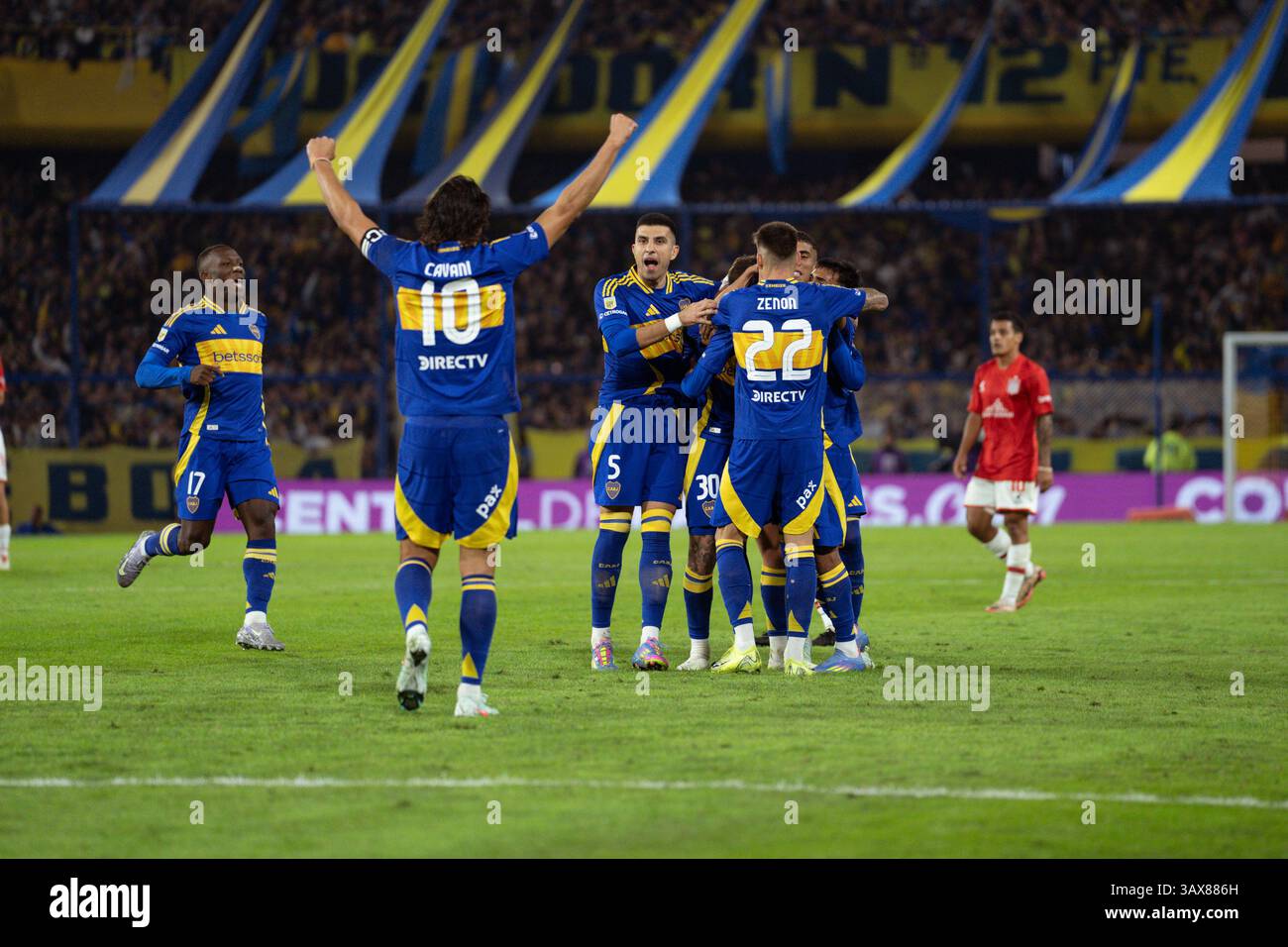 Buenos Aires, Argentina. 19 aprile 2025. I giocatori del Boca Juniors hanno festeggiato durante una partita di calcio tra il Boca Juniors e l'Estudiantes de la Plata allo stadio del Boca Juniors. Club Atletico Boca Juniors 2 - 0 Estudiantes de la Plata credito: SOPA Images Limited/Alamy Live News Foto Stock