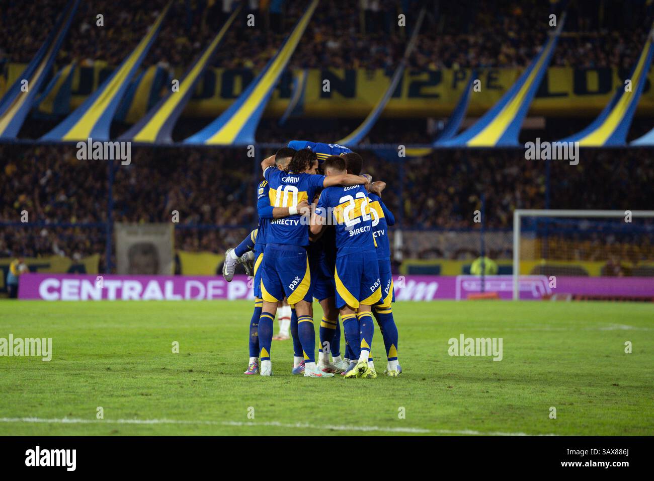 Buenos Aires, Argentina. 19 aprile 2025. I giocatori del Boca Juniors hanno festeggiato durante una partita di calcio tra il Boca Juniors e l'Estudiantes de la Plata allo stadio del Boca Juniors. Club Atletico Boca Juniors 2 - 0 Estudiantes de la Plata credito: SOPA Images Limited/Alamy Live News Foto Stock