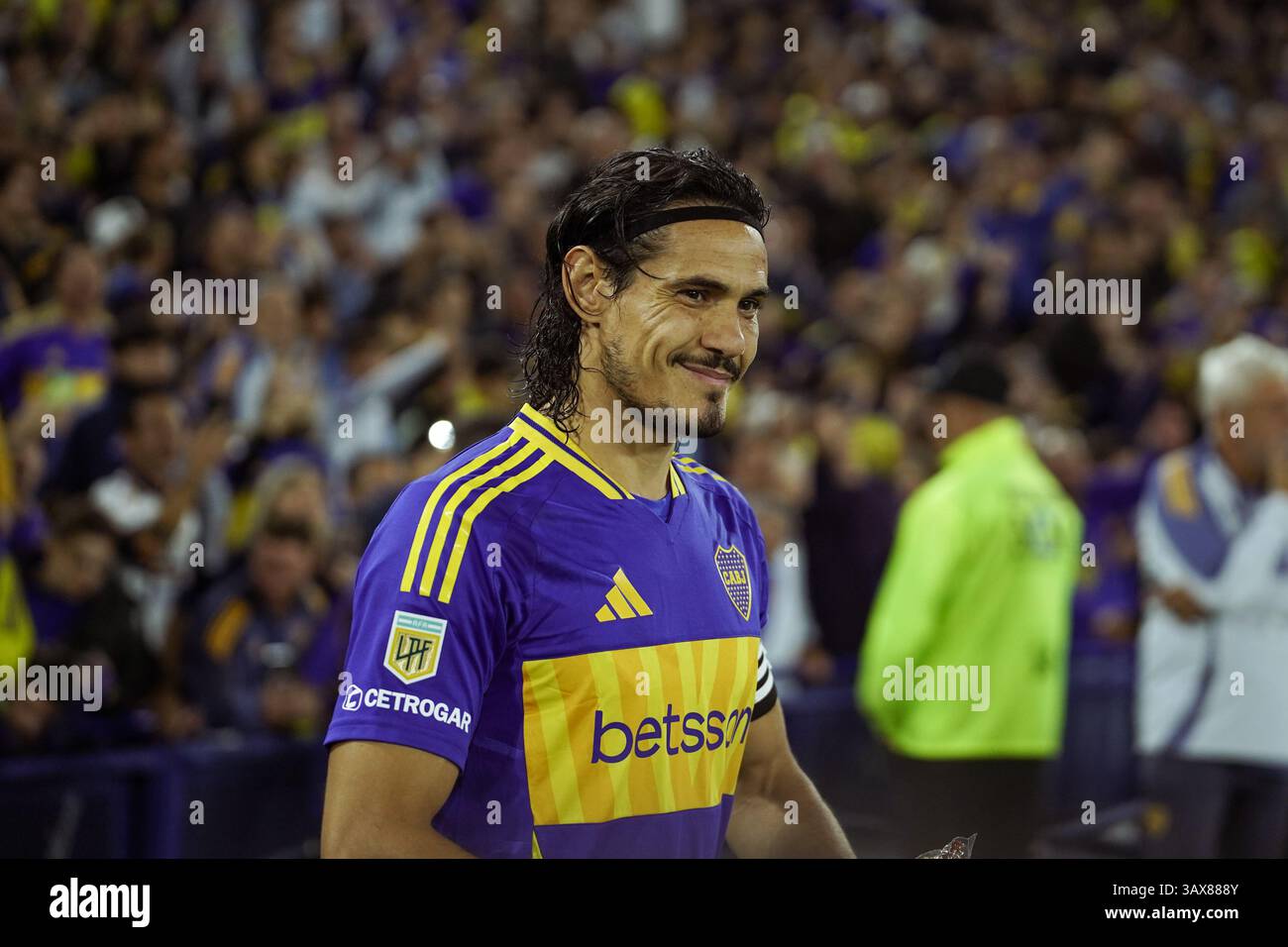 Buenos Aires, Argentina. 19 aprile 2025. Edinson Cavani del Boca Juniors visto in azione durante una partita di calcio tra il Boca Juniors e l'Estudiantes de la Plata allo stadio del Boca Juniors. Club Atletico Boca Juniors 2 - 0 Estudiantes de la Plata credito: SOPA Images Limited/Alamy Live News Foto Stock