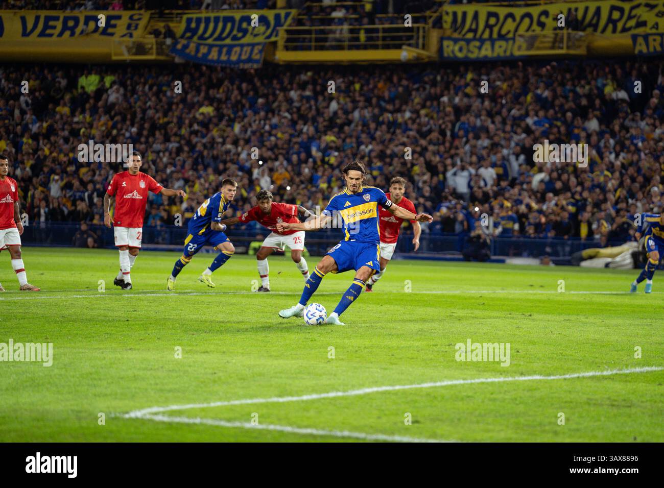 Buenos Aires, Argentina. 19 aprile 2025. Edinson Cavani del Boca Juniors visto in azione durante una partita di calcio tra il Boca Juniors e l'Estudiantes de la Plata allo stadio del Boca Juniors. Club Atletico Boca Juniors 2 - 0 Estudiantes de la Plata credito: SOPA Images Limited/Alamy Live News Foto Stock