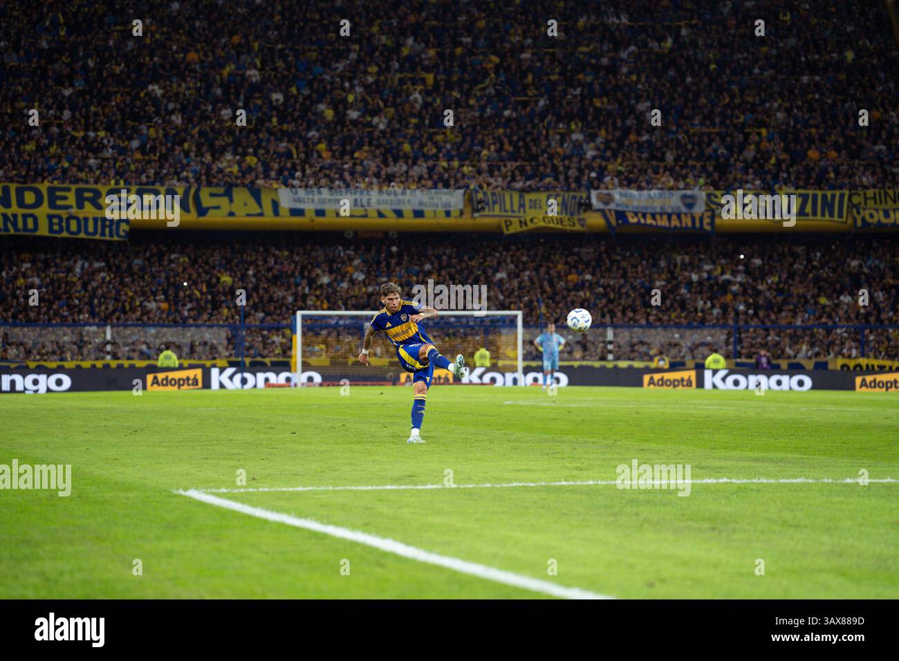 Buenos Aires, Argentina. 19 aprile 2025. Carlos Palacios del Boca Juniors visto in azione durante una partita di calcio tra il Boca Juniors e l'Estudiantes de la Plata allo stadio del Boca Juniors. Club Atletico Boca Juniors 2 - 0 Estudiantes de la Plata credito: SOPA Images Limited/Alamy Live News Foto Stock