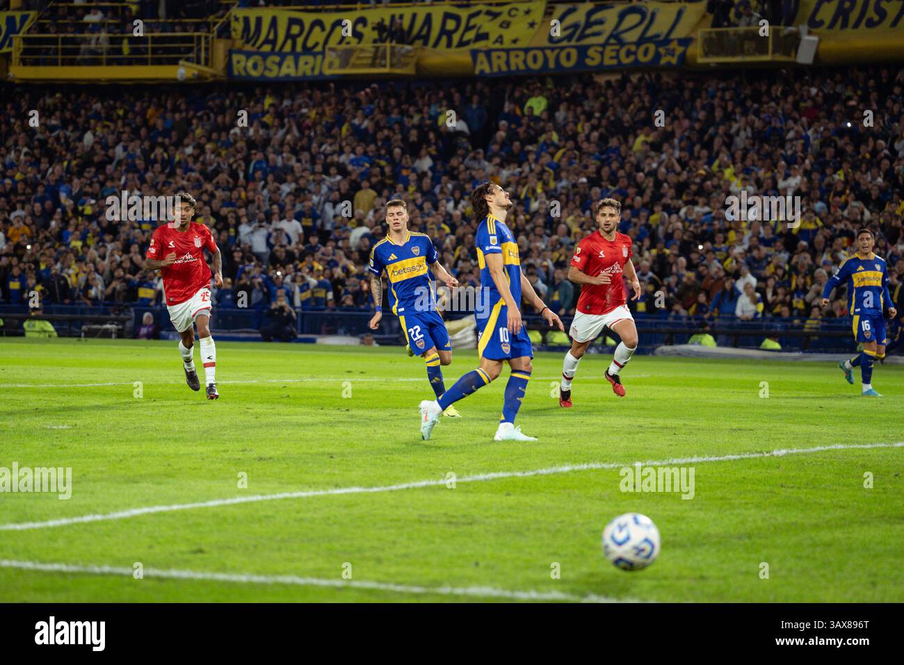 Buenos Aires, Argentina. 19 aprile 2025. Edinson Cavani del Boca Juniors visto in azione durante una partita di calcio tra il Boca Juniors e l'Estudiantes de la Plata allo stadio del Boca Juniors. Club Atletico Boca Juniors 2 - 0 Estudiantes de la Plata (foto di Santi Garcia Diaz/SOPA Images/Sipa USA) credito: SIPA USA/Alamy Live News Foto Stock