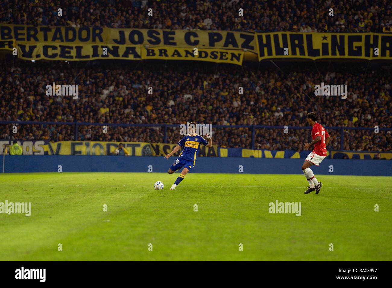 Buenos Aires, Argentina. 19 aprile 2025. Tomás Belmonte del Boca Juniors visto in azione durante una partita di calcio tra il Boca Juniors e l'Estudiantes de la Plata allo stadio del Boca Juniors. Club Atletico Boca Juniors 2 - 0 Estudiantes de la Plata (foto di Santi Garcia Diaz/SOPA Images/Sipa USA) credito: SIPA USA/Alamy Live News Foto Stock