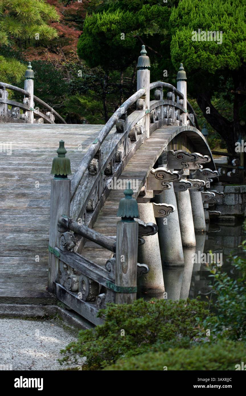Ponte Keyakibashi ad arco in legno nel giardino paesaggistico giapponese Oikeniwa presso il Palazzo Imperiale Gosho a Kyoto, Giappone Foto Stock