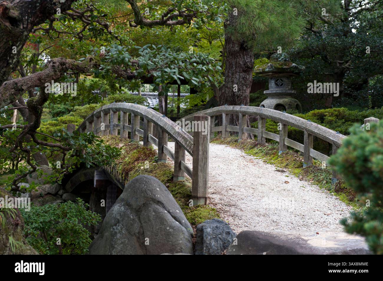 Ponte ad arco in terra e legno nel giardino paesaggistico Gonaitei vicino alla residenza del Palazzo Imperiale Otsunegoten presso il Gosho a Kyoto, Giappone Foto Stock
