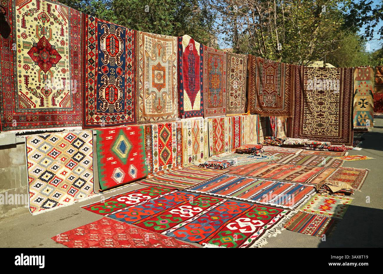 Accattivanti vari modelli di tappeti in vendita al Vernissage Market nel centro di Yerevan, Armenia Foto Stock
