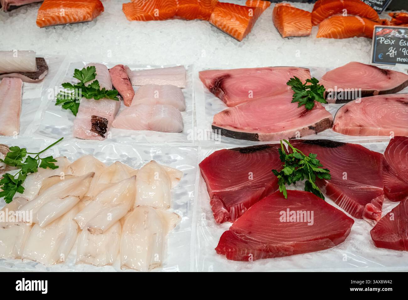 Diversi tipi di filetti di pesce in vendita in un mercato di Barcellona, Spagna Foto Stock