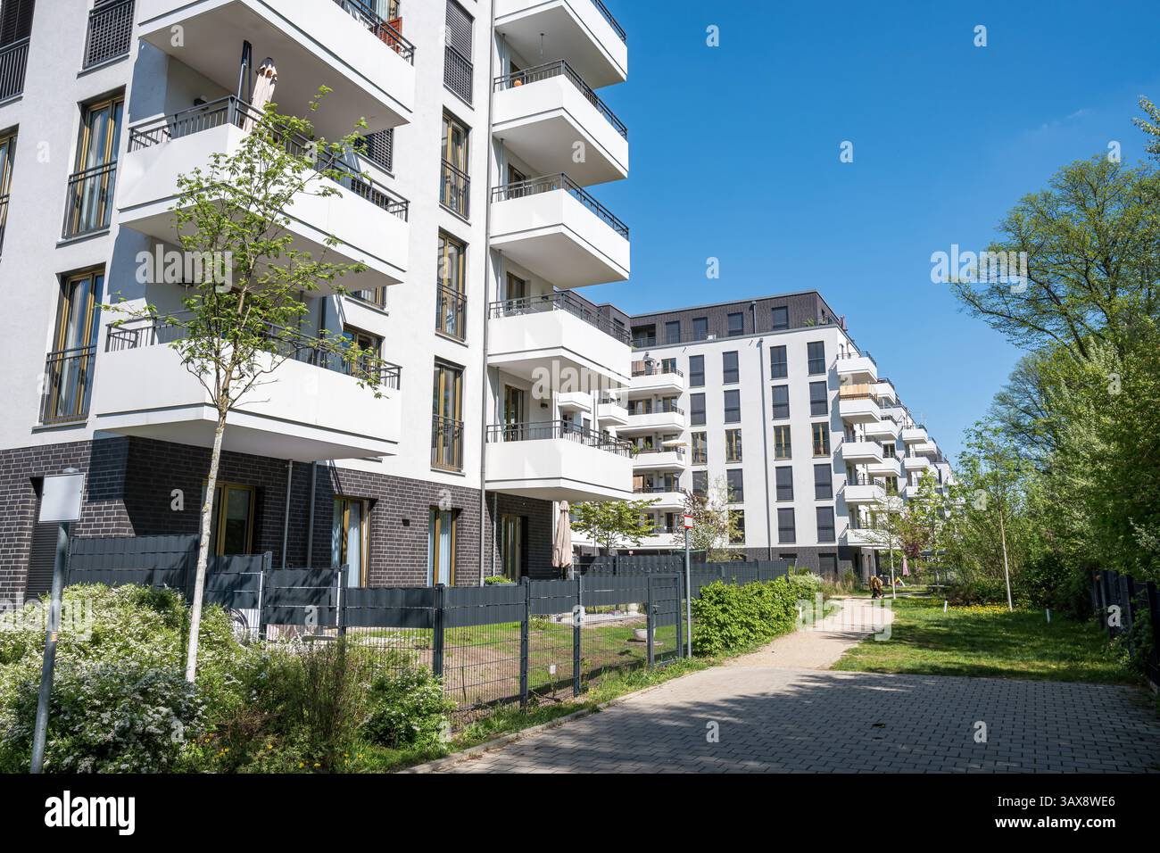 Edifici residenziali bianchi multi-famiglia visti a Berlino, Germania Foto Stock
