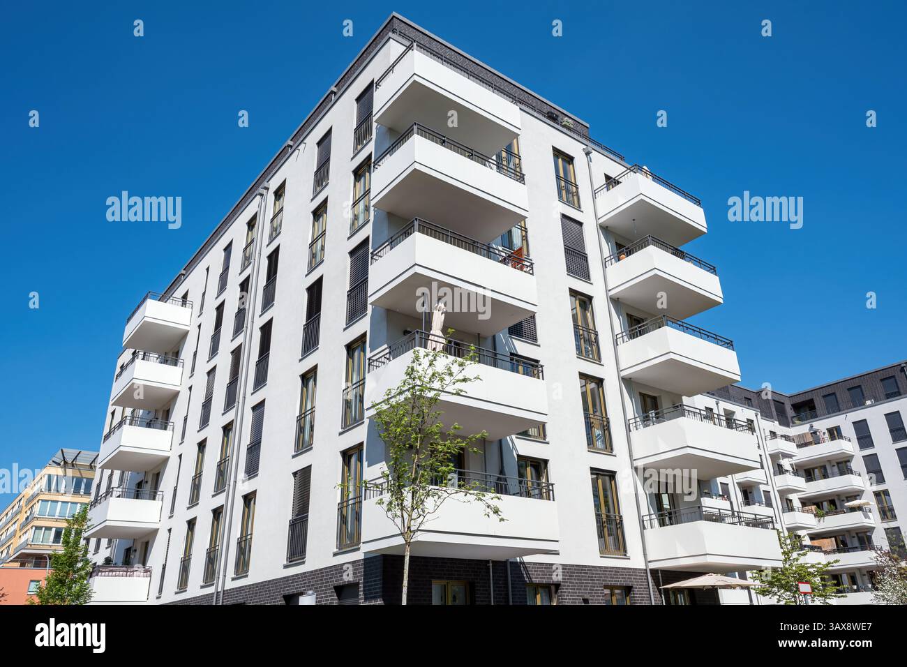 Edificio residenziale multifamiliare bianco visto a Berlino, Germania Foto Stock