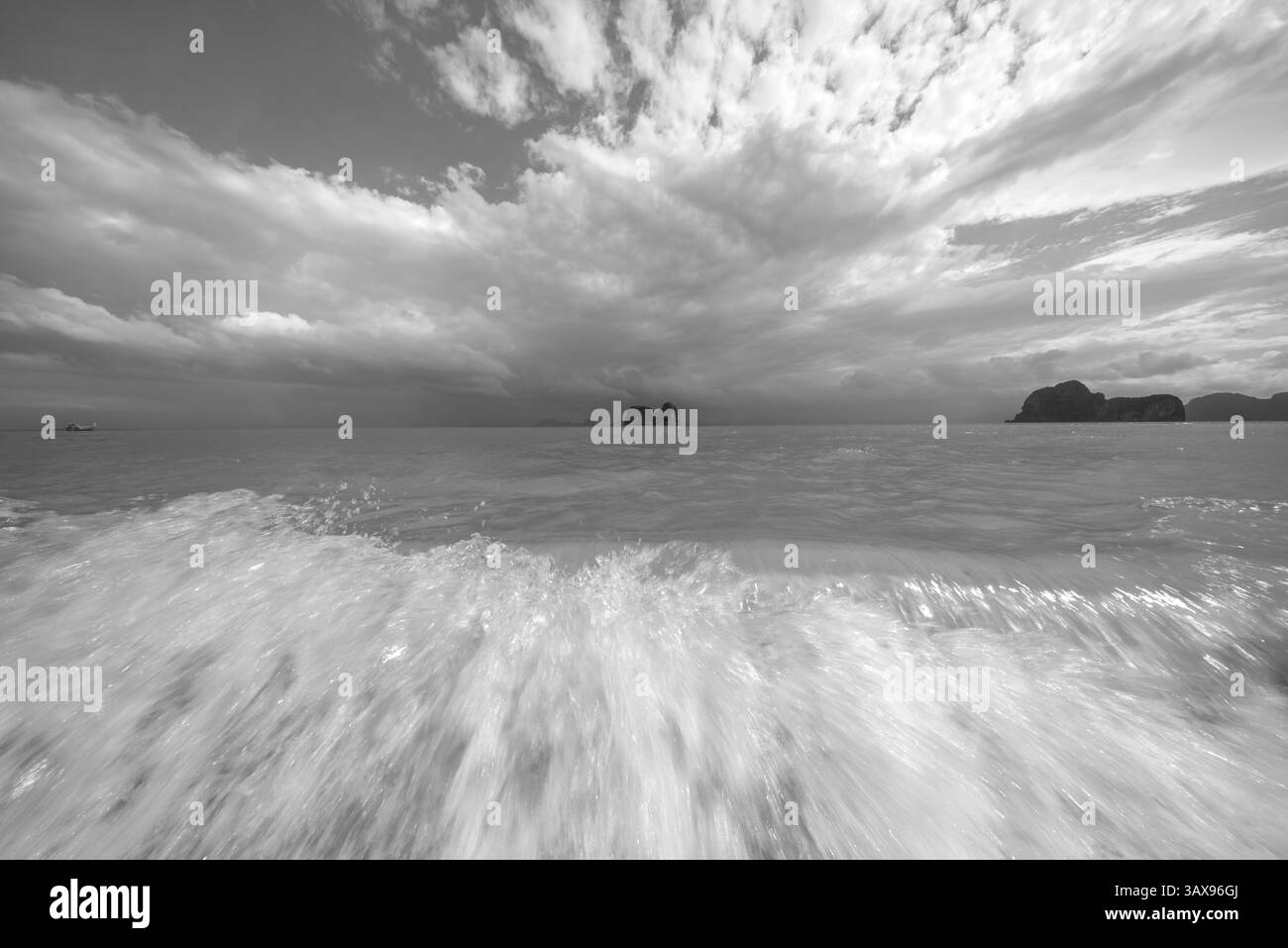 Sulla spiaggia dell'isola di Koh Ngai, del Mare delle Andamane, della provincia di Satun, della Thailandia meridionale, della Thailandia, Asia Foto Stock