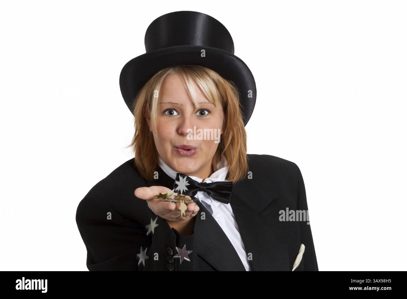 Giovane donna con cappotto e cappello - isolata giovane donna con cappotto e cappello stovepipe - isolata Foto Stock