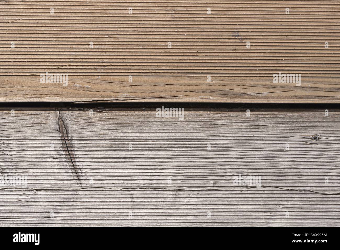 Pavimento in legno con legno di larice di diverse epoche - contrasto ravvicinato Foto Stock