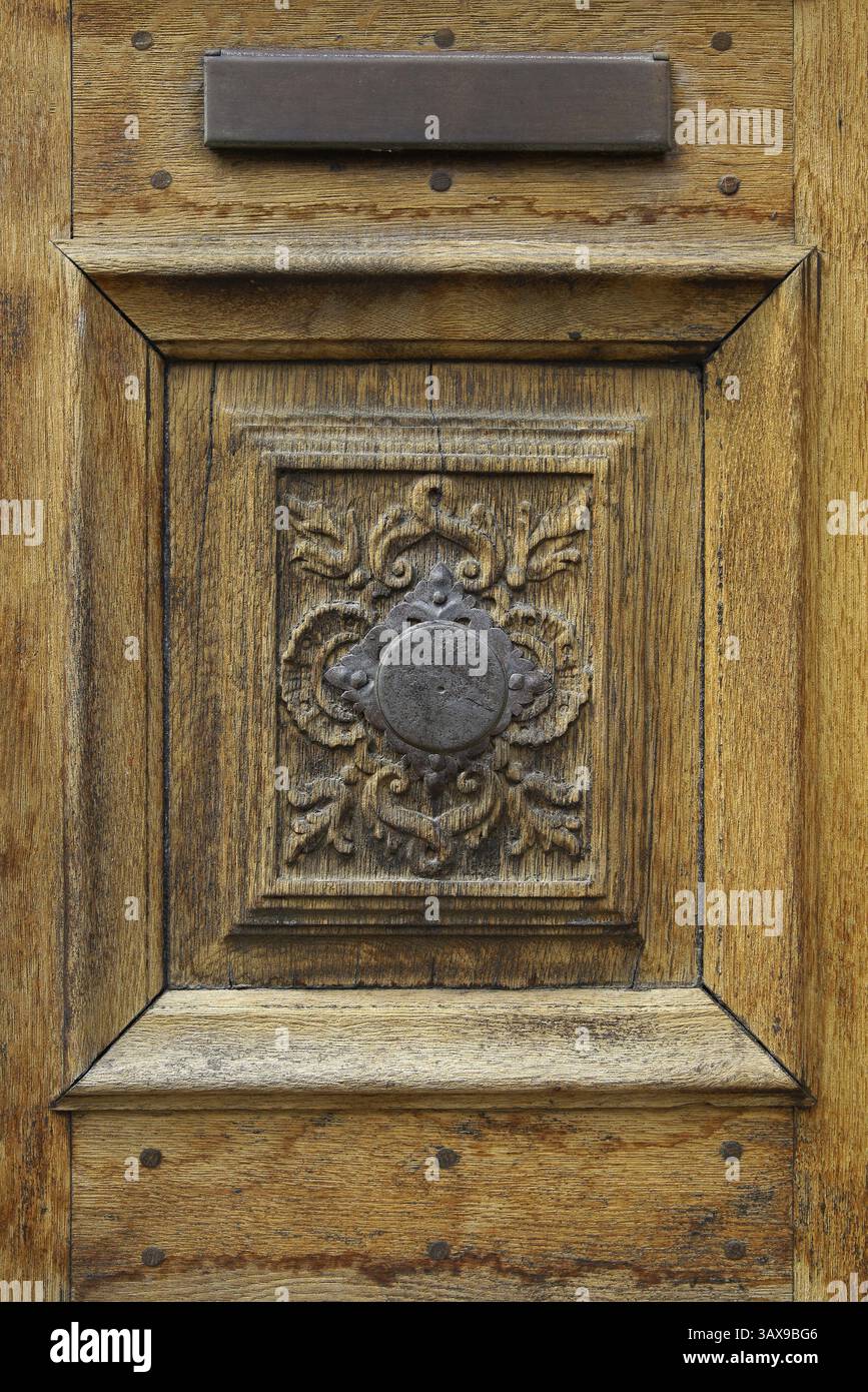 Ornamento su una vecchia porta di legno Foto Stock