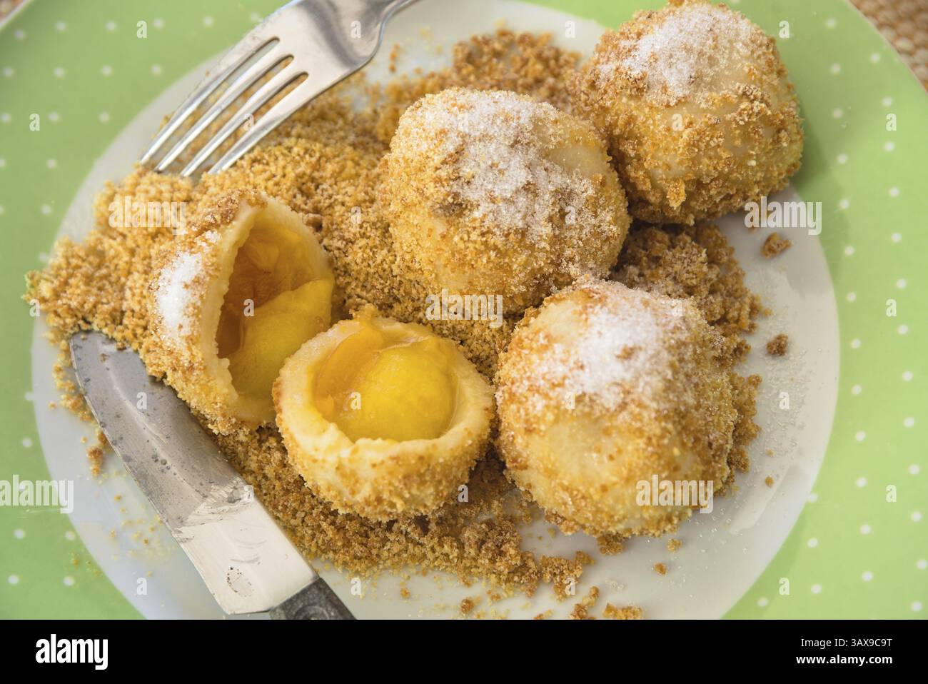 Gnocchi di albicocca veri con pangrattato e zucchero su un piatto - gnocchi di frutta Foto Stock