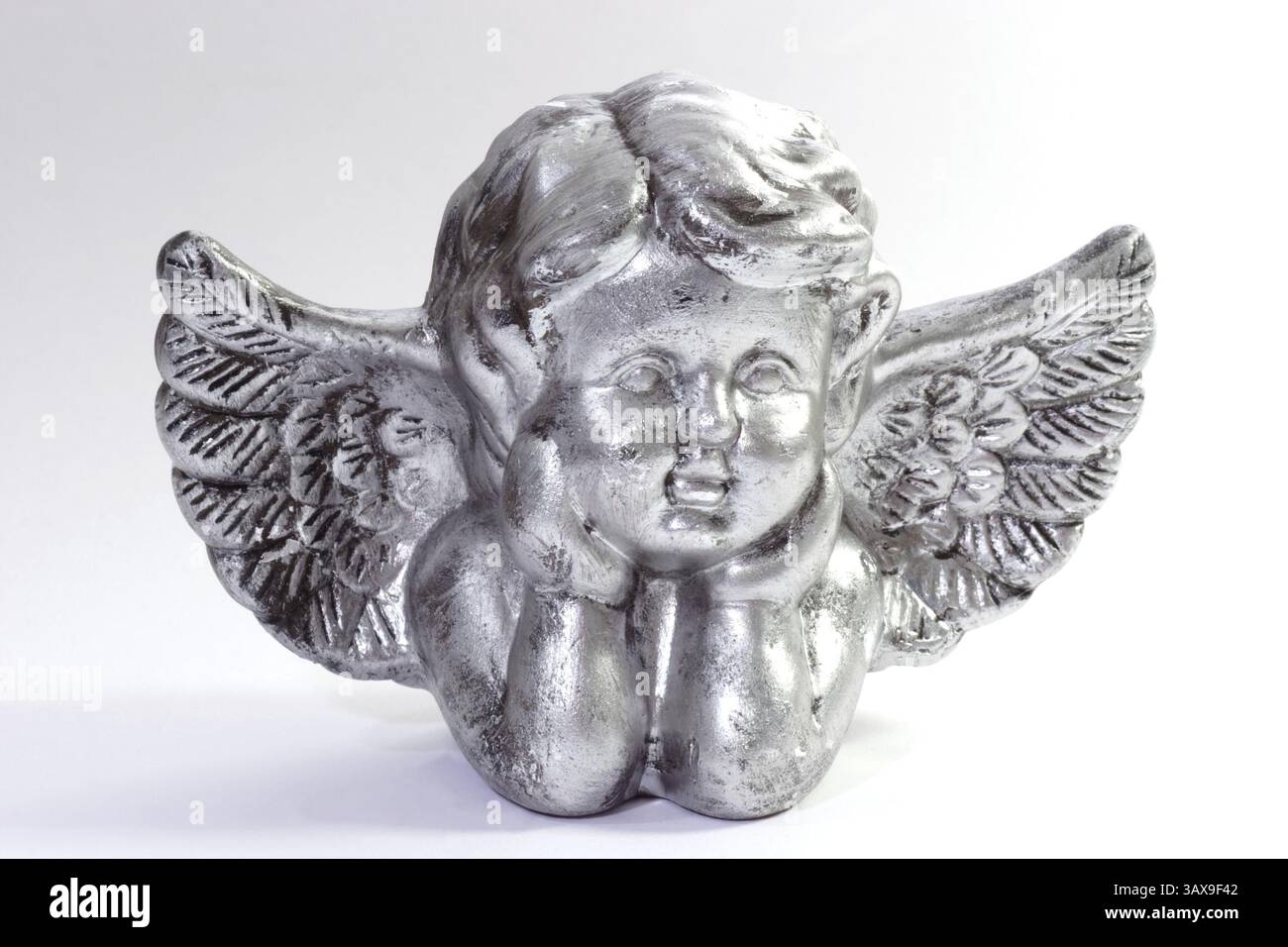 Figura d'angelo d'argento su sfondo bianco Foto Stock