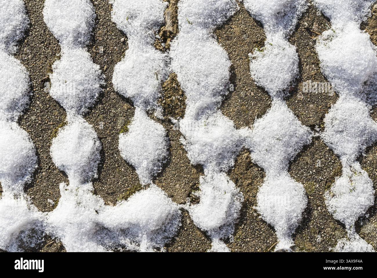 Motivo ondulato dopo una nevicata come sfondo Foto Stock