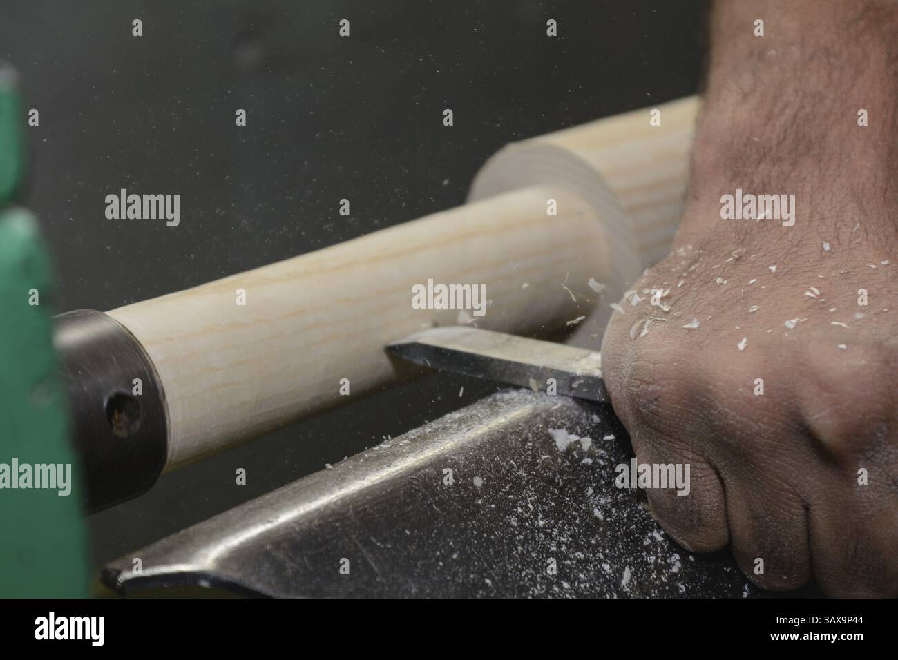 Tornitura di carpentieri con scalpello per legno - primo piano Foto Stock