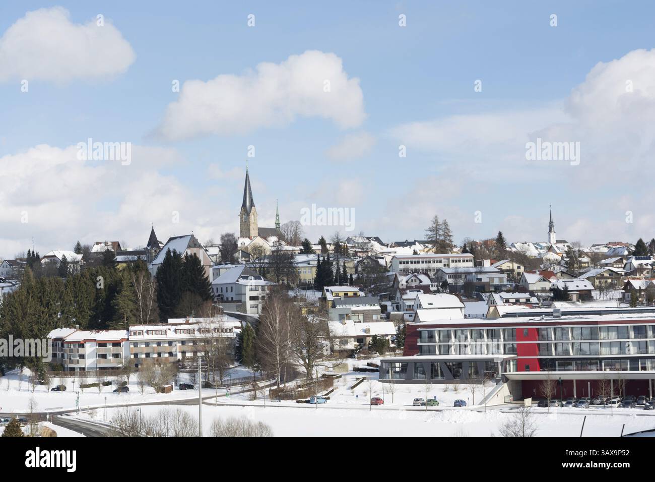 La città termale di Bad Leonfelden in inverno sotto il sole glorioso Foto Stock