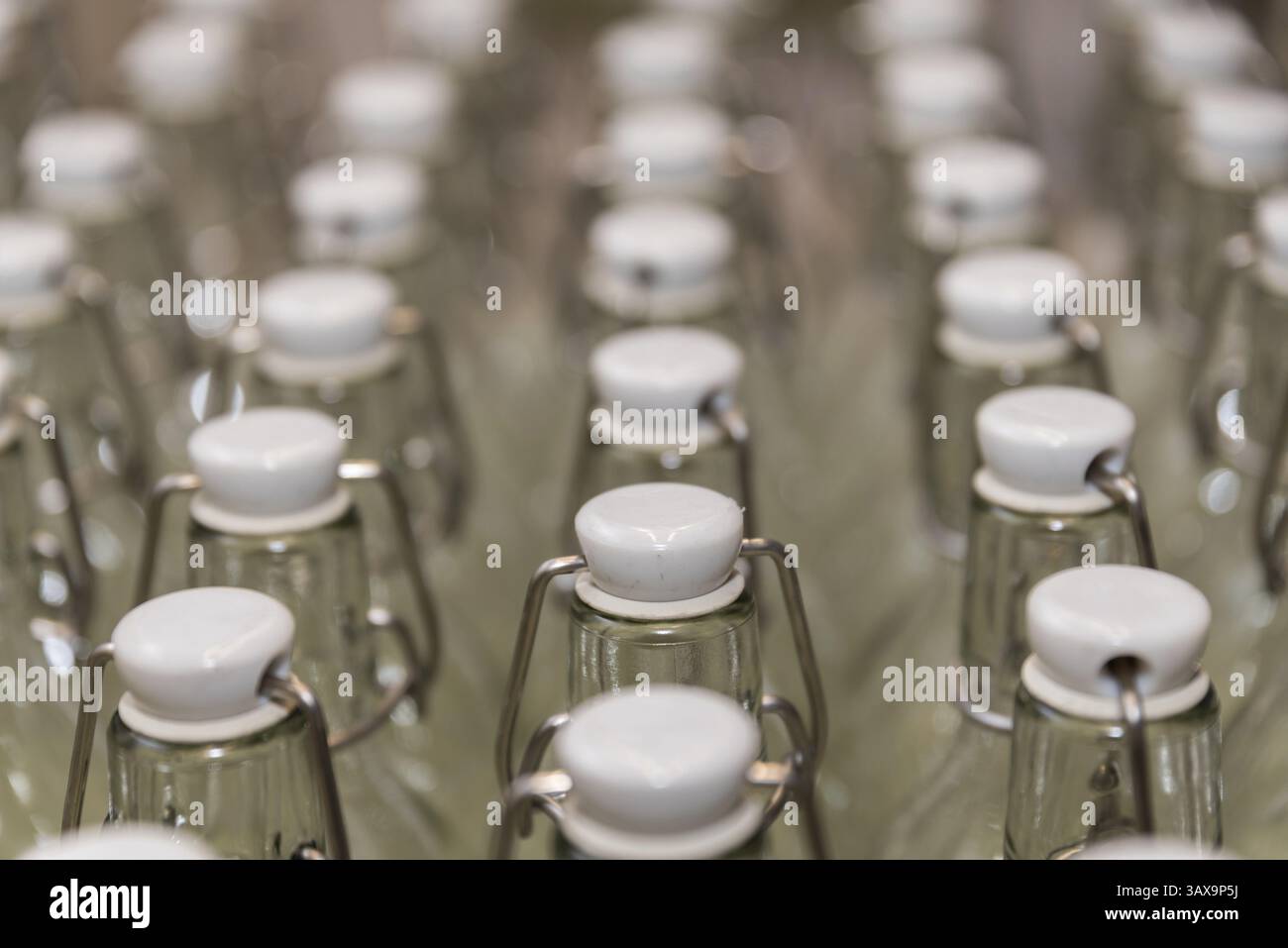 Numerosi flaconi allineati con piani oscillanti - profondità di campo, primo piano Foto Stock