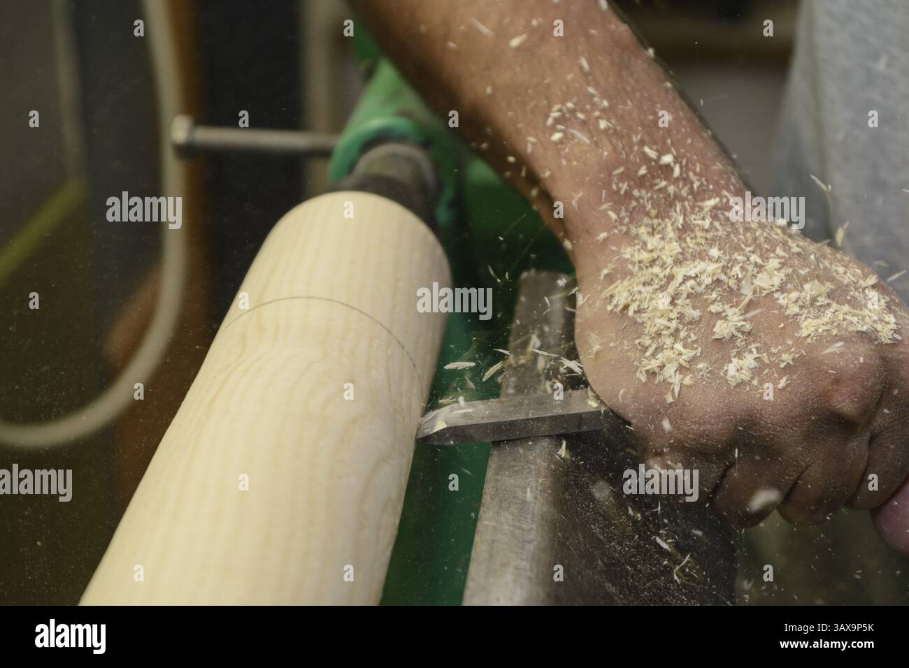 Lavoratore esperto al tornio con uno scalpello per legno - primo piano Foto Stock
