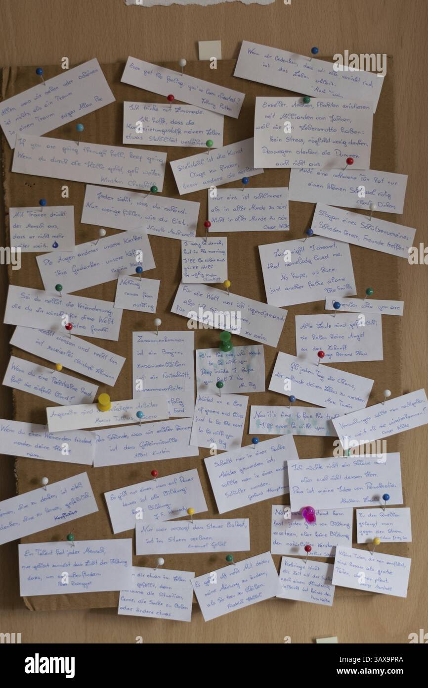 Raccolta di detti su una bacheca in un guardaroba Foto Stock