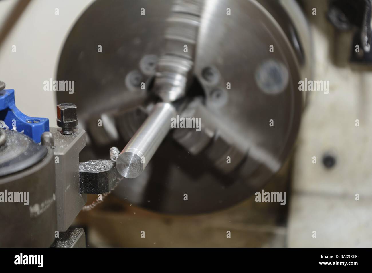 Il metallo viene lavorato su un tornio - primo piano Foto Stock