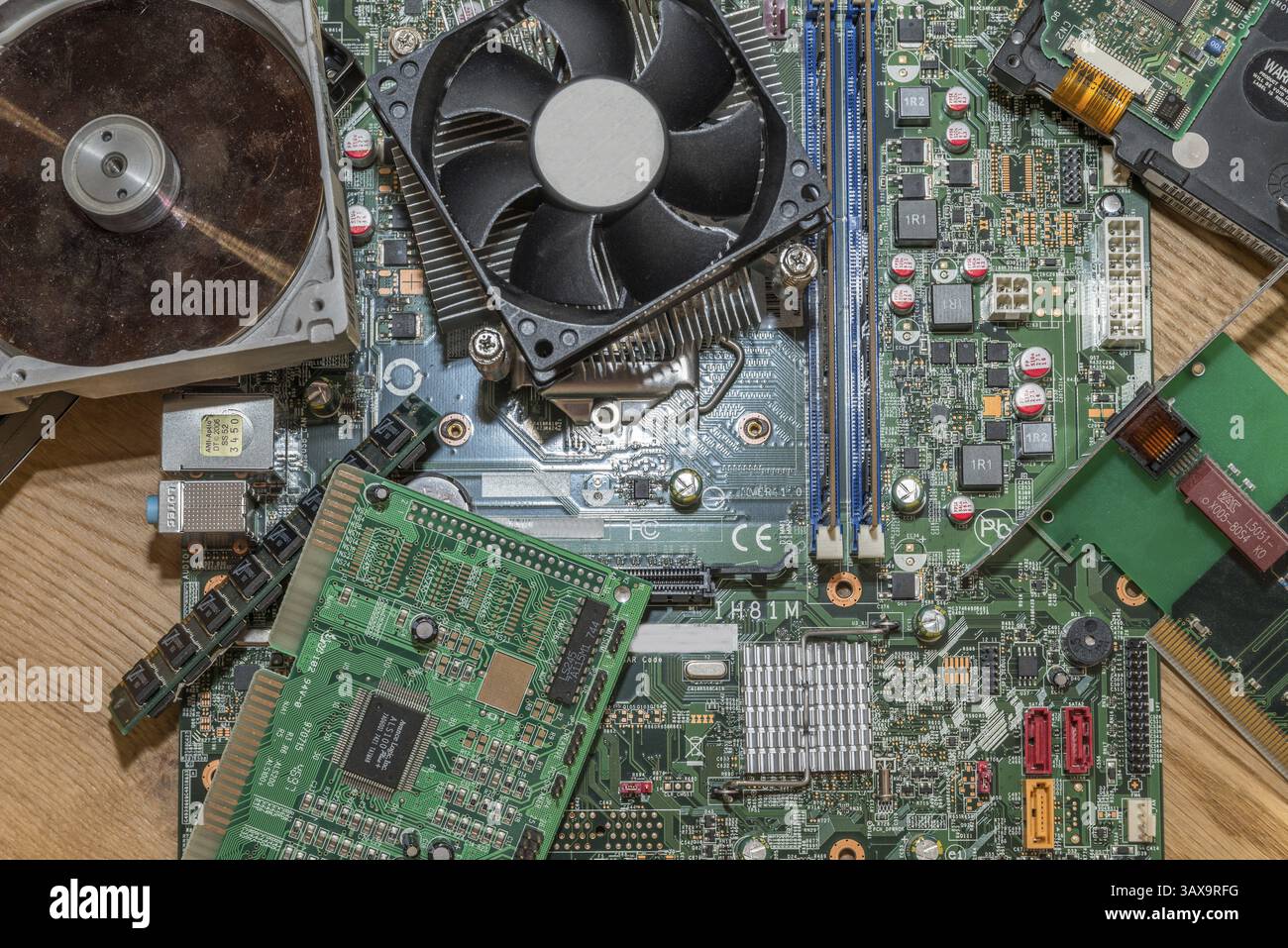 Scheda madre, CPU, RAM, disco rigido, scheda grafica e altri componenti hardware - IT, interni del PC Foto Stock
