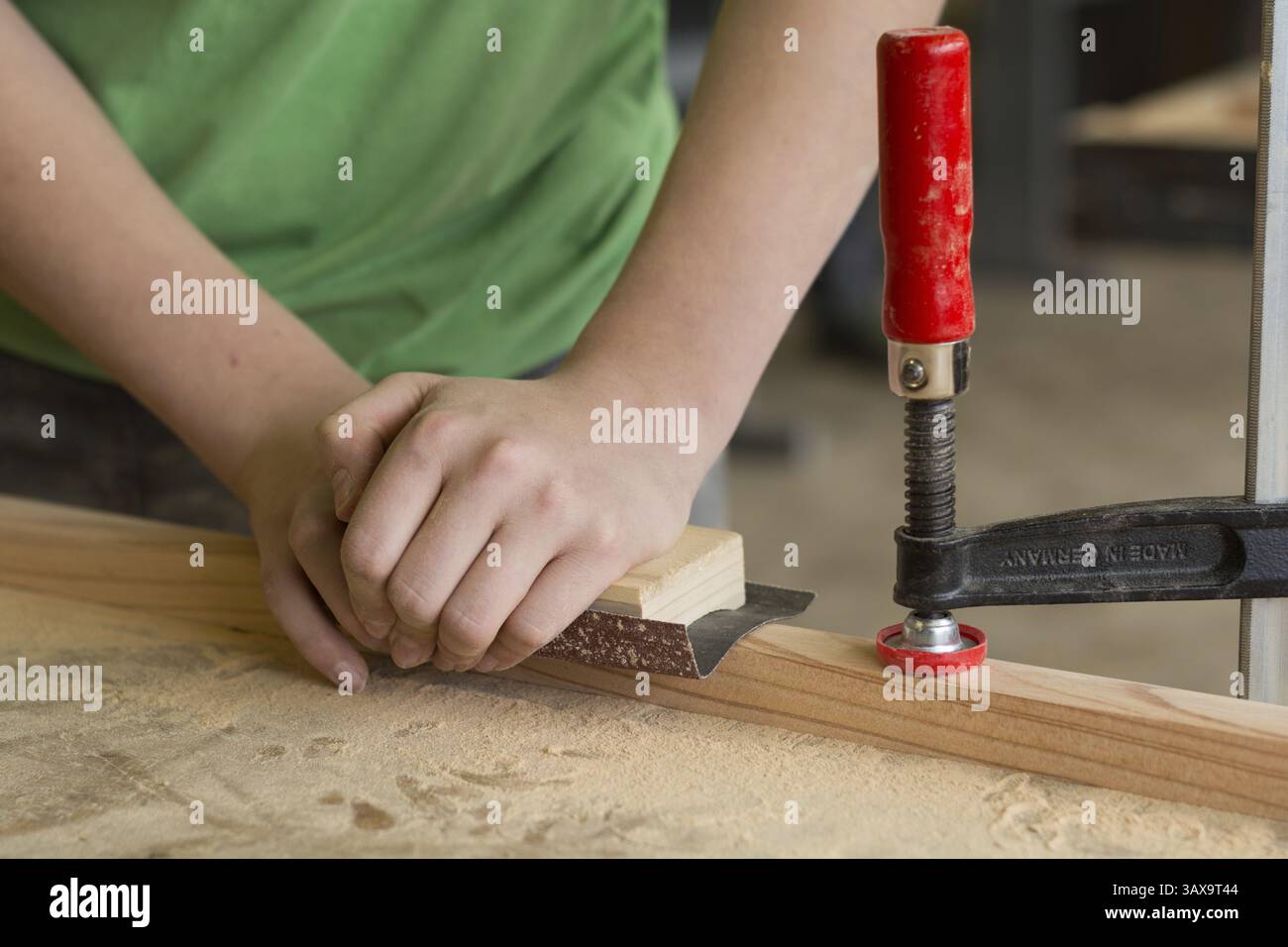Carpentiere macina a mano le stave di legno Foto Stock