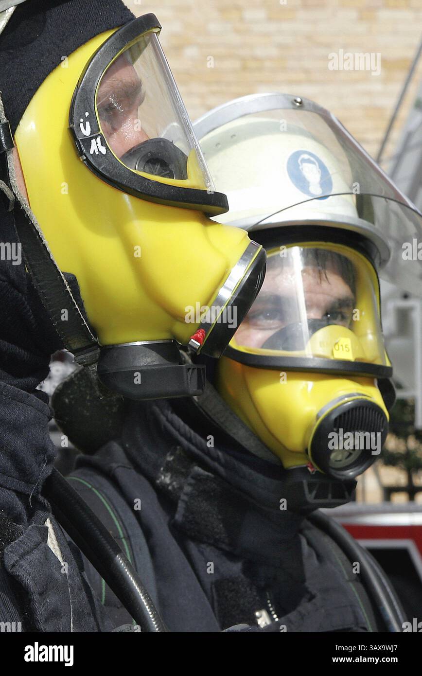 Vigili del fuoco con protezione respiratoria Foto Stock