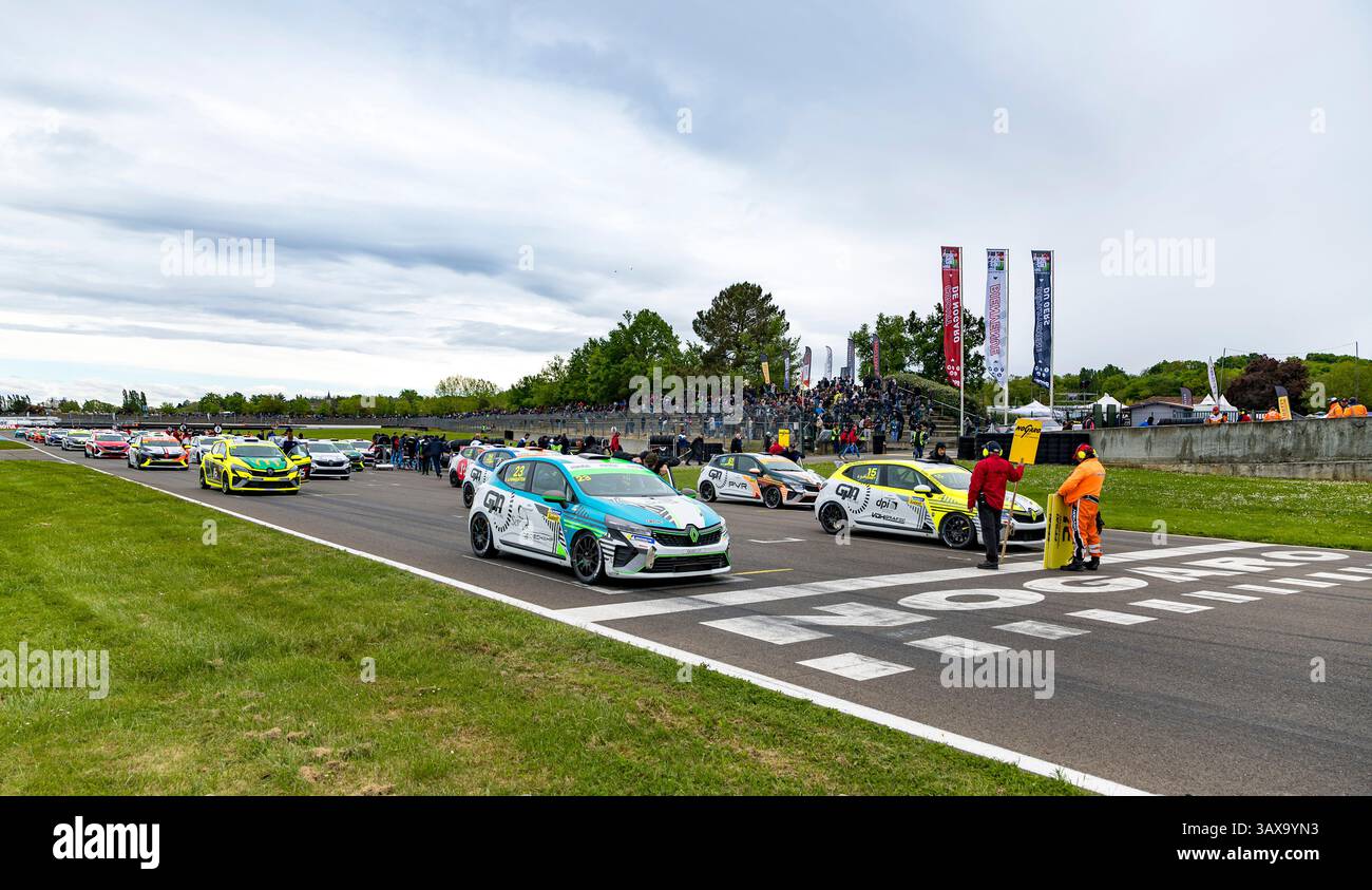 Ambiance pré grille de Departure, griglia di partenza, 23 FINKELSTEIN Alex (fra), GPA RACING, Clio Cup Series, azione durante il 1° round della Clio Cup Series 2025, dal 19 al 22 aprile 2025 sul circuito Paul Armagnac, a Nogaro, Francia - Photo Marc de Mattia/DPPI Credit: DPPI Media/Alamy Live News Foto Stock