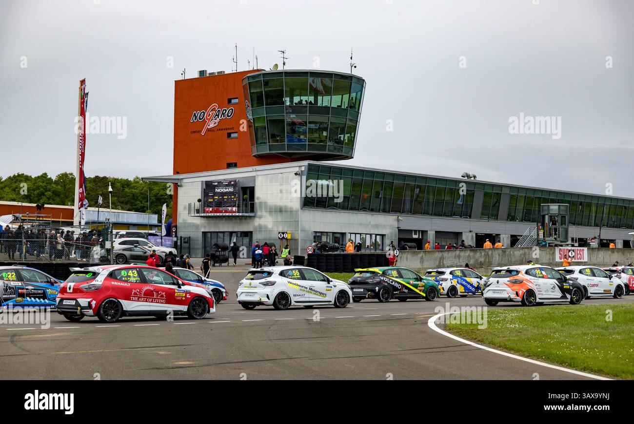 Ambiance pré grille de Departure, griglia di partenza, 43 PUCCETTI Damiano (ITA), RANGONI CORSE, Clio Cup Series, azione, 55 COLBURN Ben (GBR), WESTBOURNE MOTORSPORT, Clio Cup Series, azione, durante il primo round della Clio Cup Series 2025, dal 19 al 22 aprile 2025 sul circuito Paul Armagnac, a Nogaro, Francia - Photo Marc de Mattia/DPPI Alamy Live News/DPPI Foto Stock