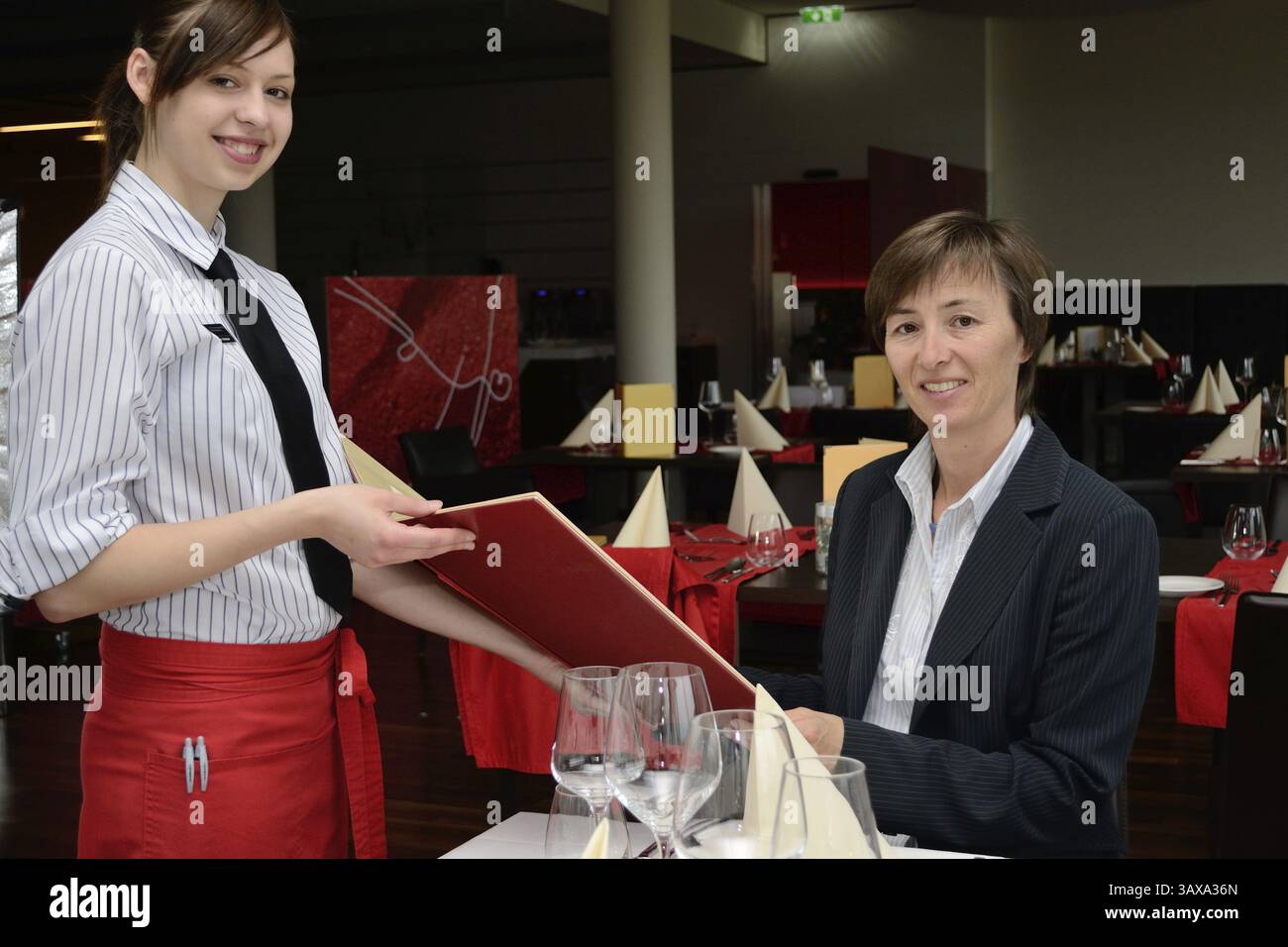 Lo specialista del ristorante presenta la carta dei vini agli ospiti Foto Stock