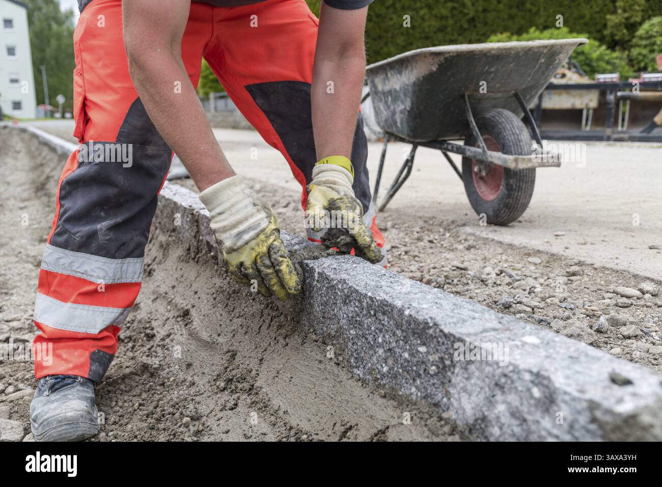 Lavoratore della strada con pietre marciapiedi per la posa della Malta - primo piano di artigiani Foto Stock