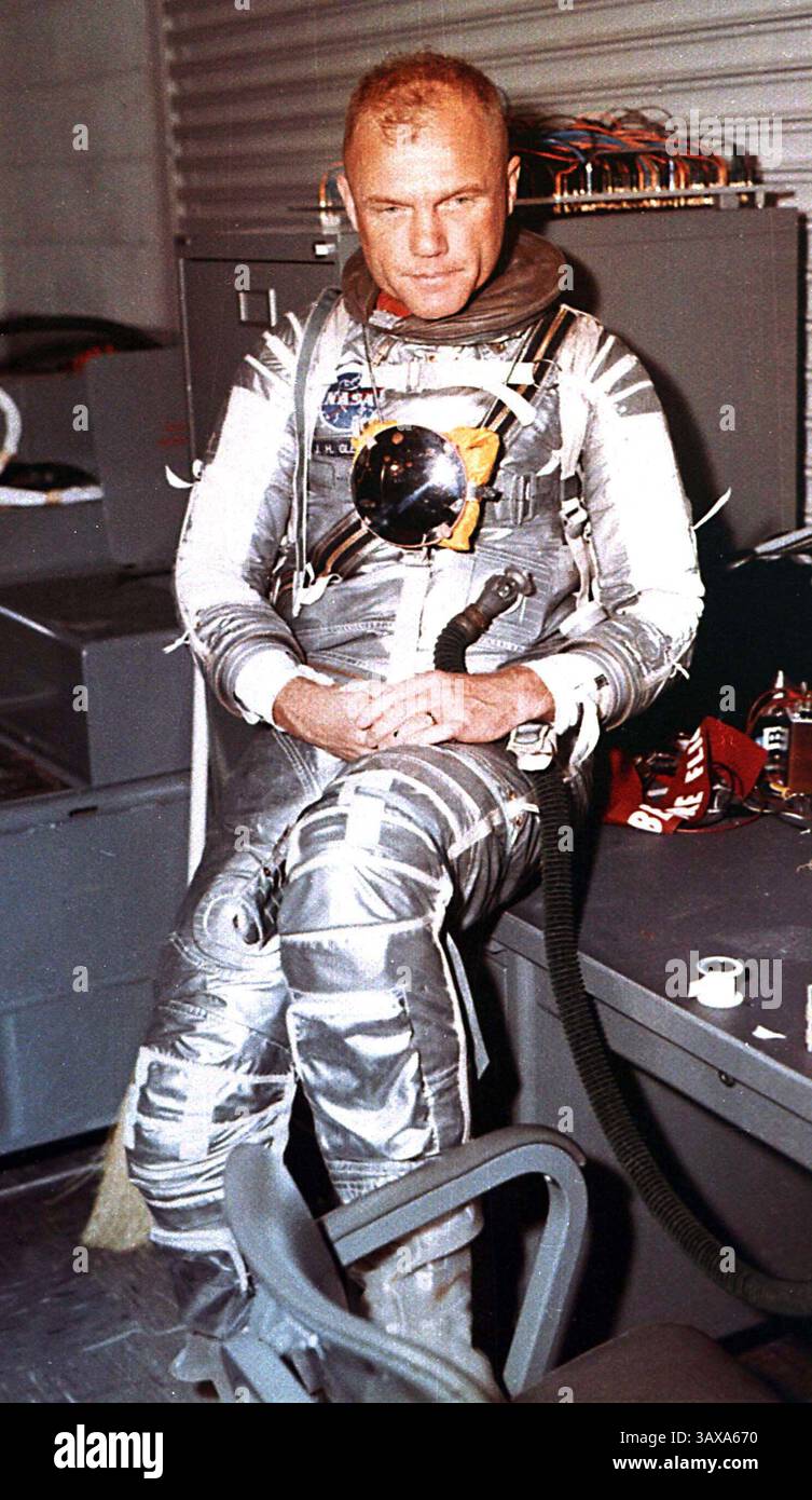 8 dicembre 2016 - (file Photo) - John Glenn, il primo americano ad orbitare in orbita attorno alla Terra ed ex senatore ed eroe di guerra degli Stati Uniti, è morto. Aveva 95 anni. NELLA FOTO: 20 febbraio 1962 - l'astronauta John H. Glenn, Jr. Pilota della missione ma-6, indossa la tuta spaziale per il suo volo in "amicizia 7" a Cape Canaveral, Florida, America. John Glenn. (Immagine di credito: © NASA/ZUMAPRESS.com) Foto Stock