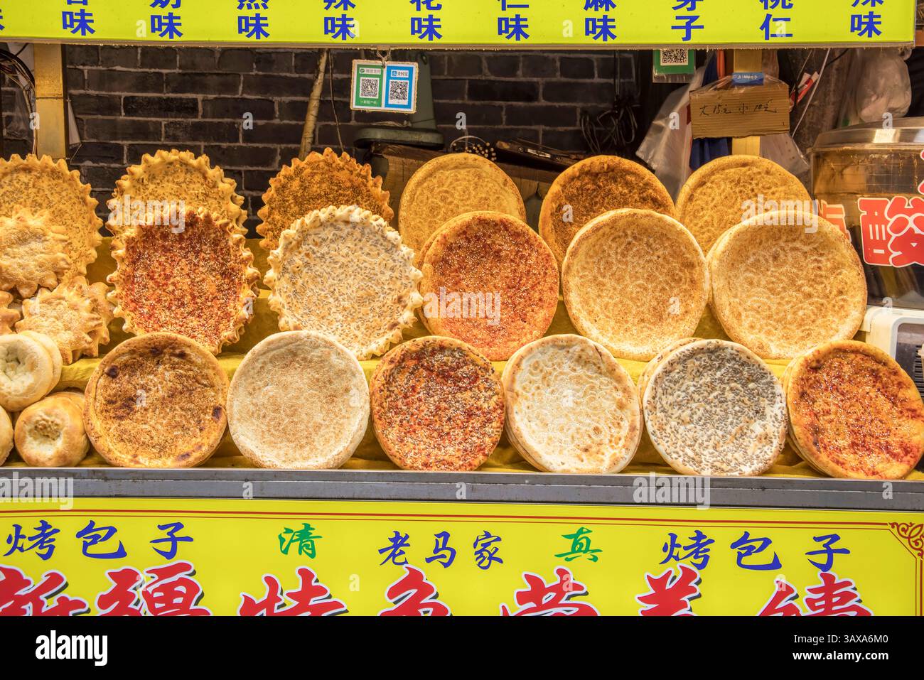 pane multicolore in un mercato di strada nella città di xi-an in cina Foto Stock