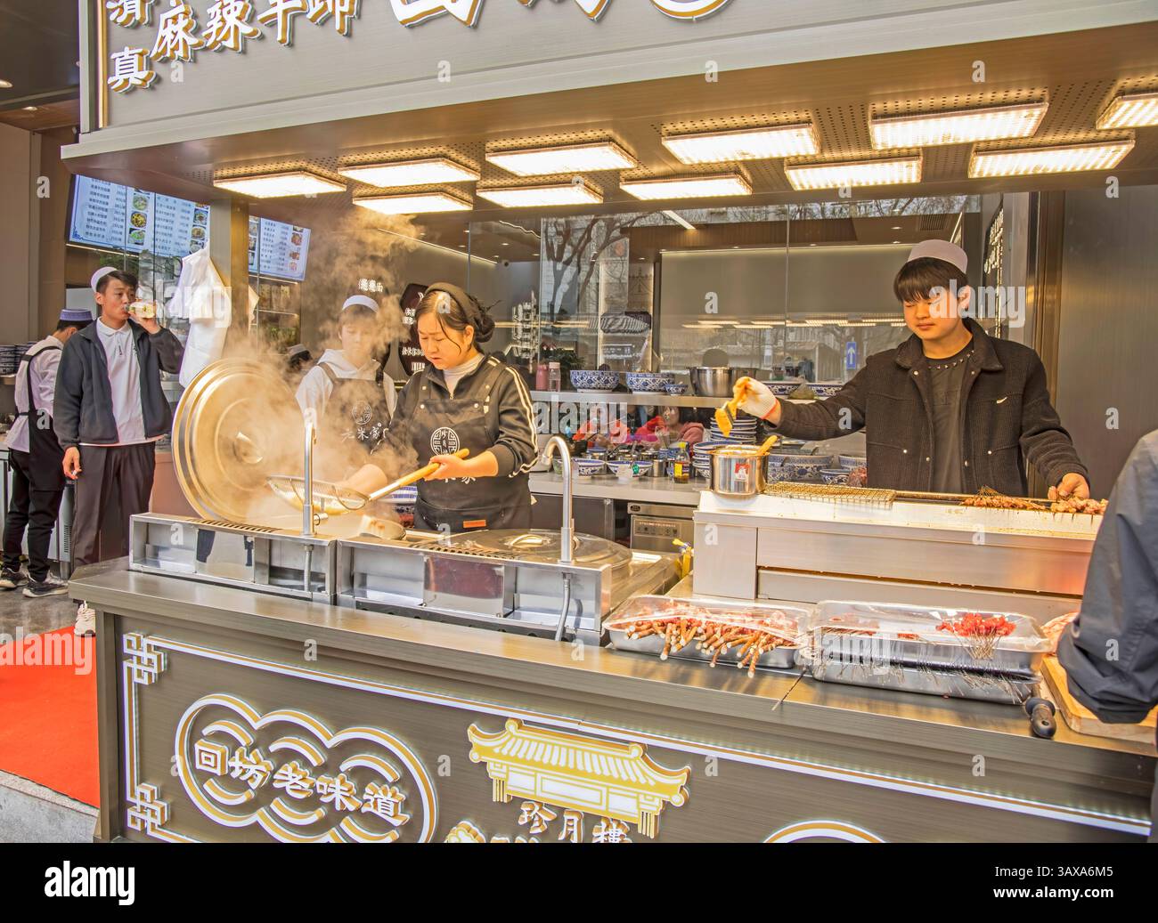 cibo di strada cucinato in un mercato nella città di xi-an in cina Foto Stock
